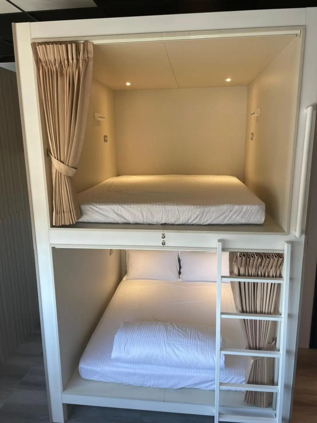 bunk bed, Bed in One Night Hostel