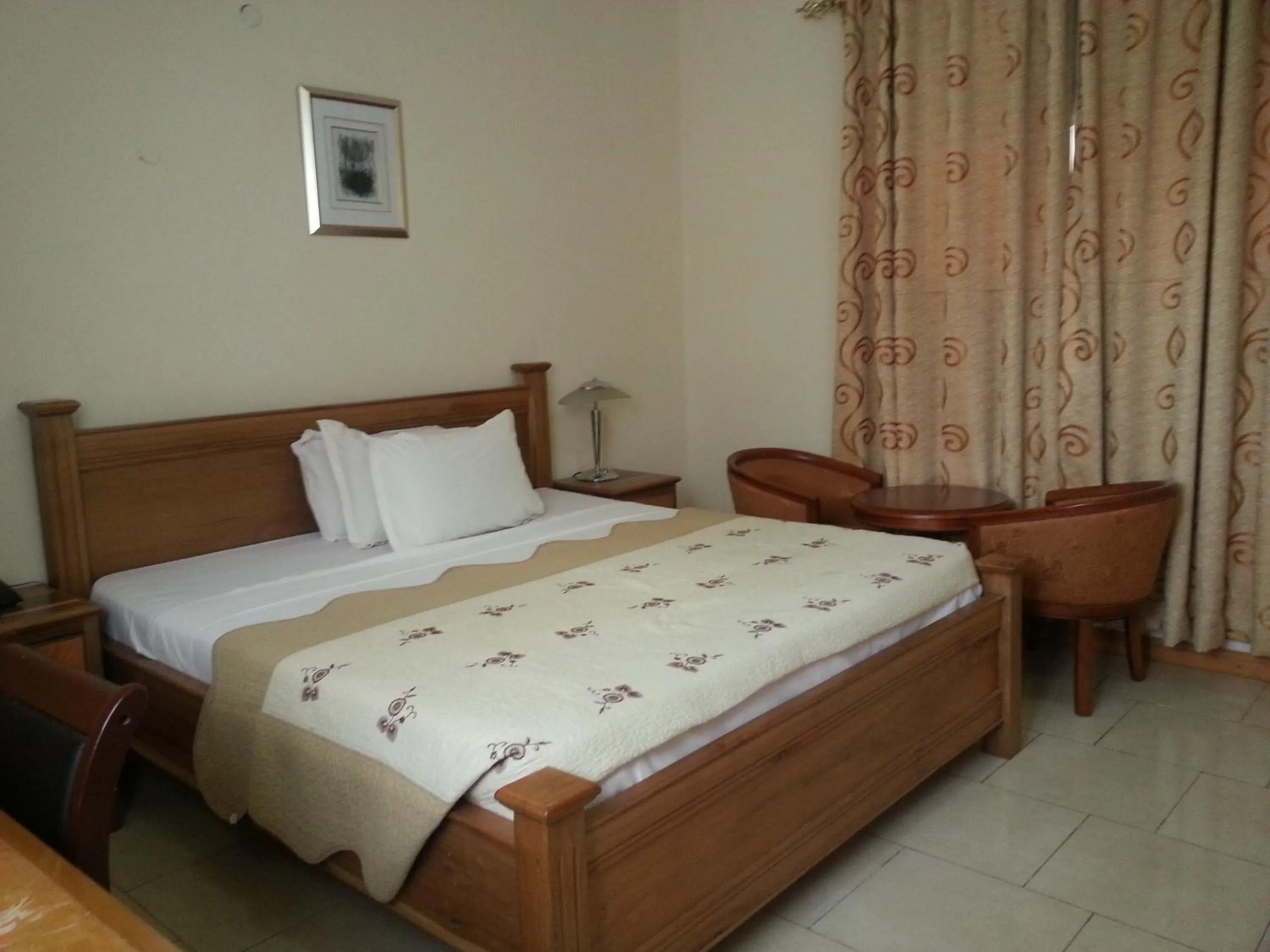 Photo of the whole room in Royal Cockpit Hotels