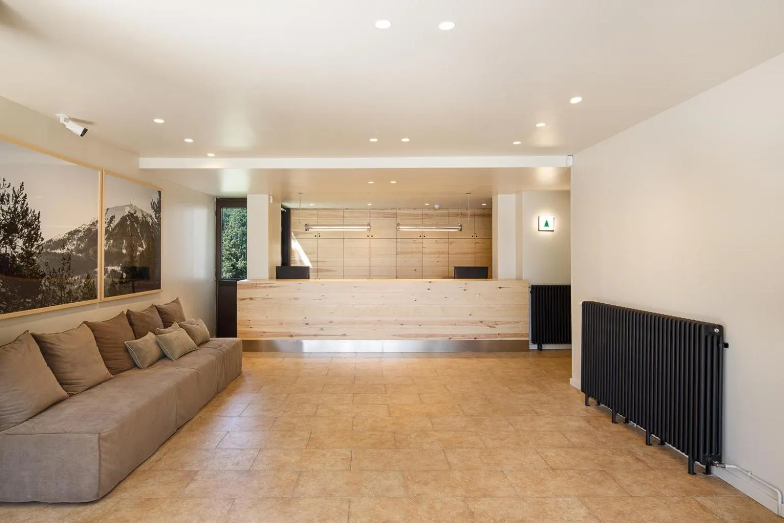 Lobby or reception in Abrigall Hostel Masella