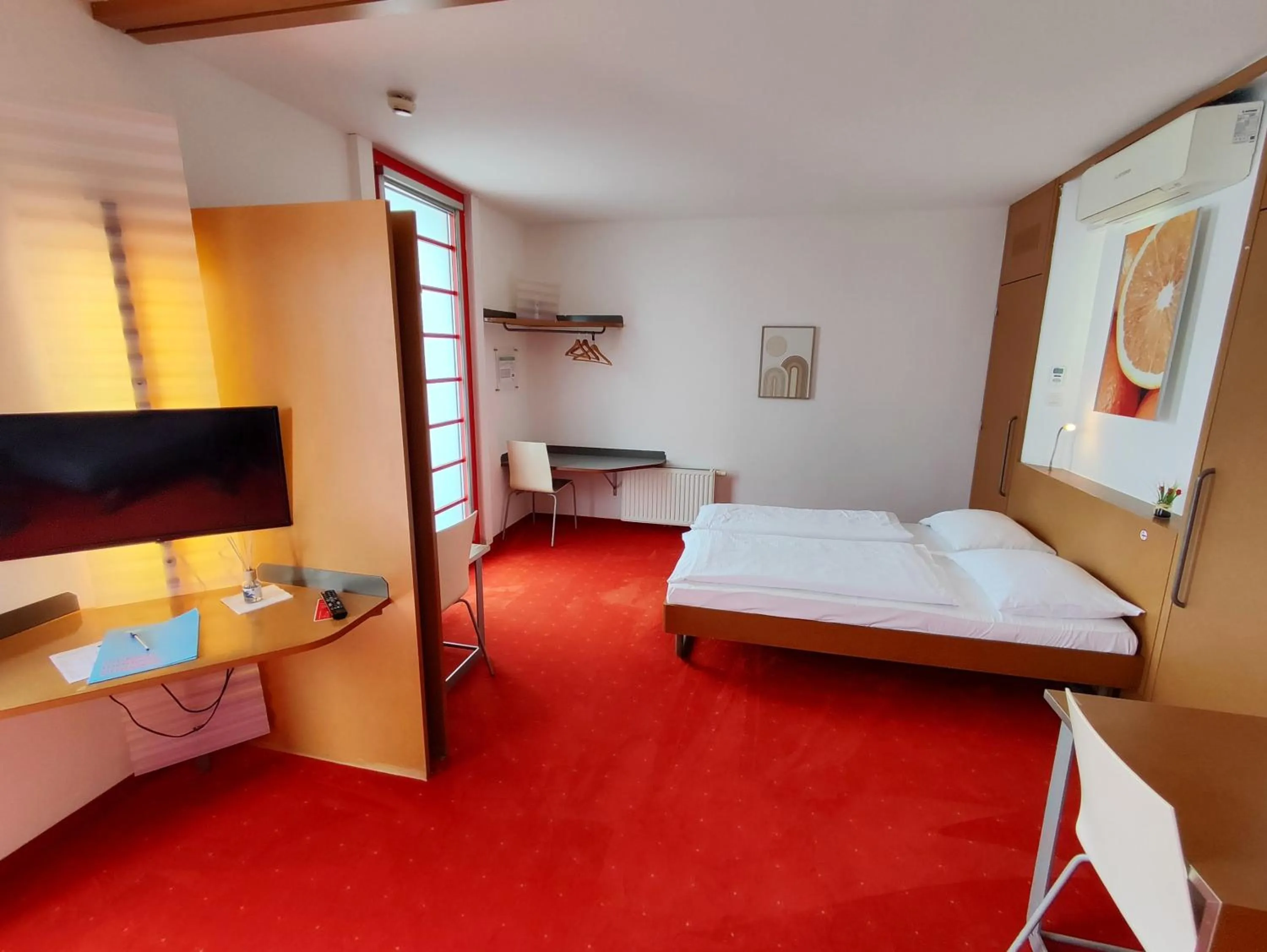 Photo of the whole room, Bed in Orange Wings Wiener Neustadt