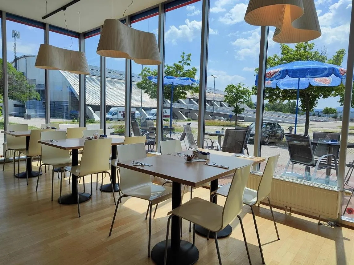 Restaurant/places to eat in Orange Wings Wiener Neustadt