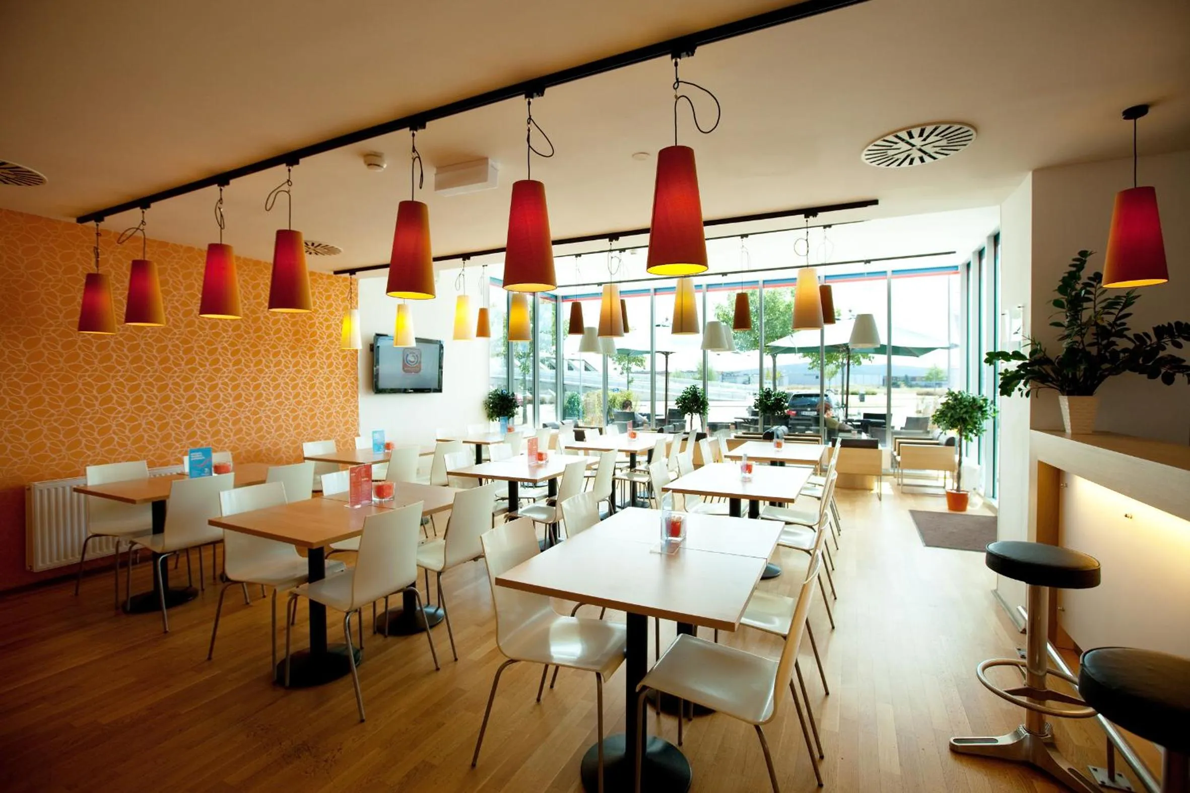 Restaurant/places to eat in Orange Wings Wiener Neustadt