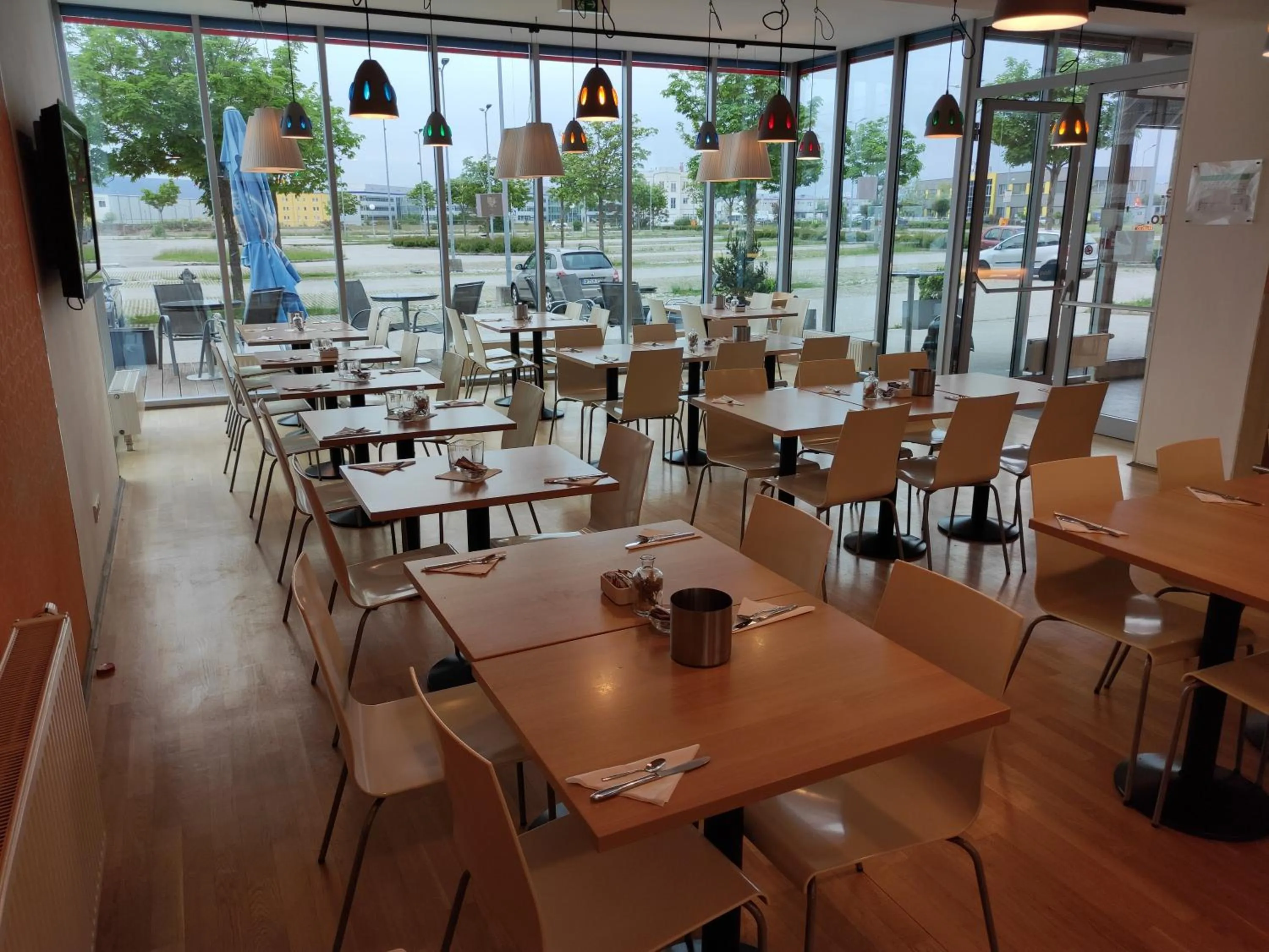 Restaurant/places to eat in Orange Wings Wiener Neustadt