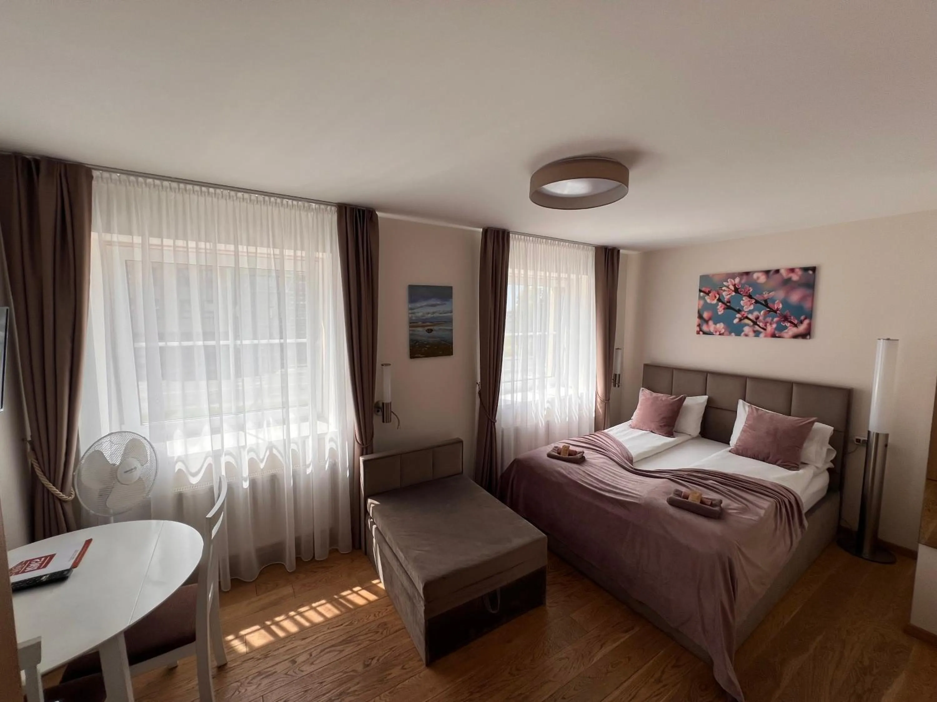Photo of the whole room, Bed in 1912 Bed & Breakfast