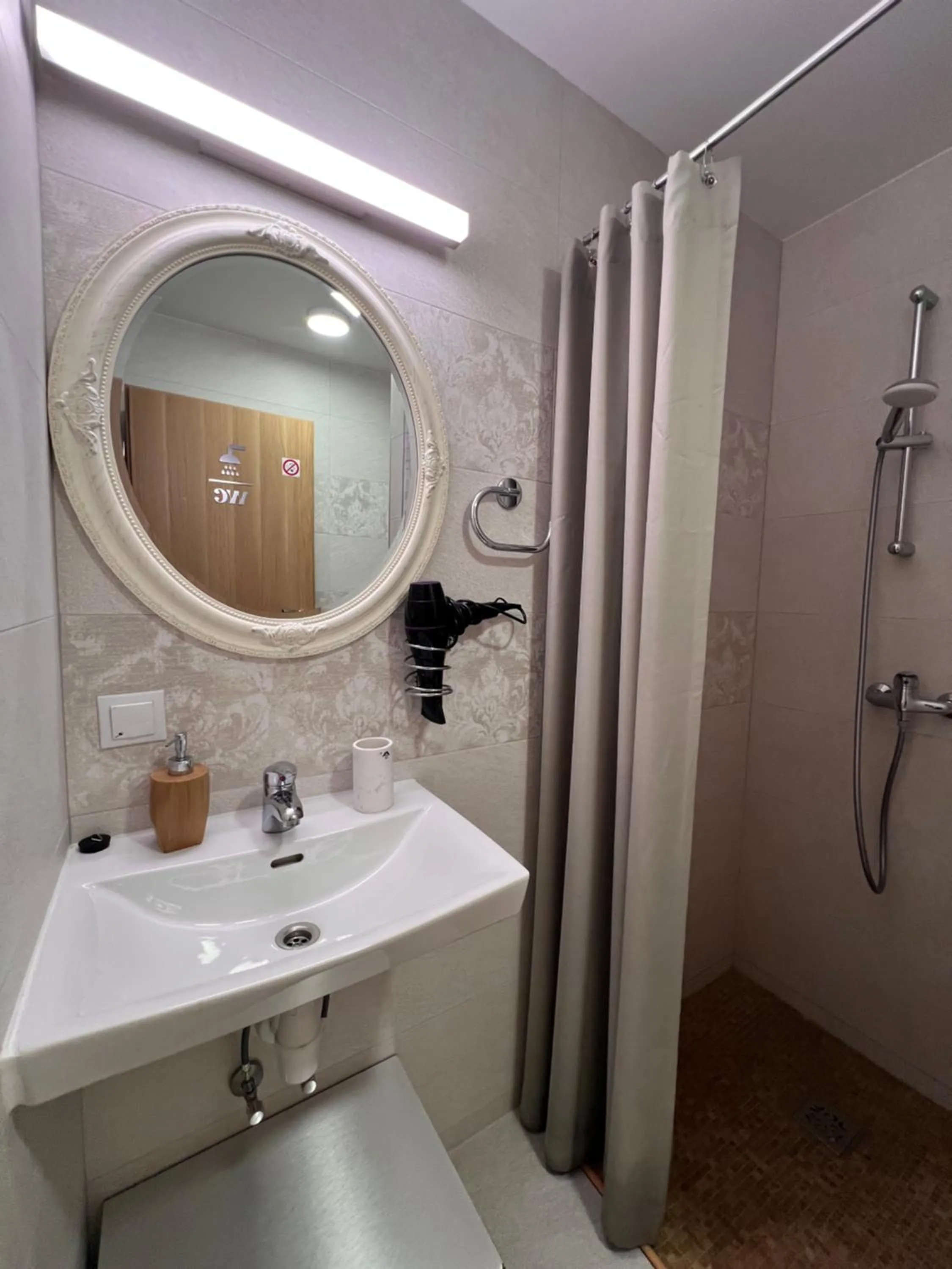 Toilet in 1912 Bed & Breakfast