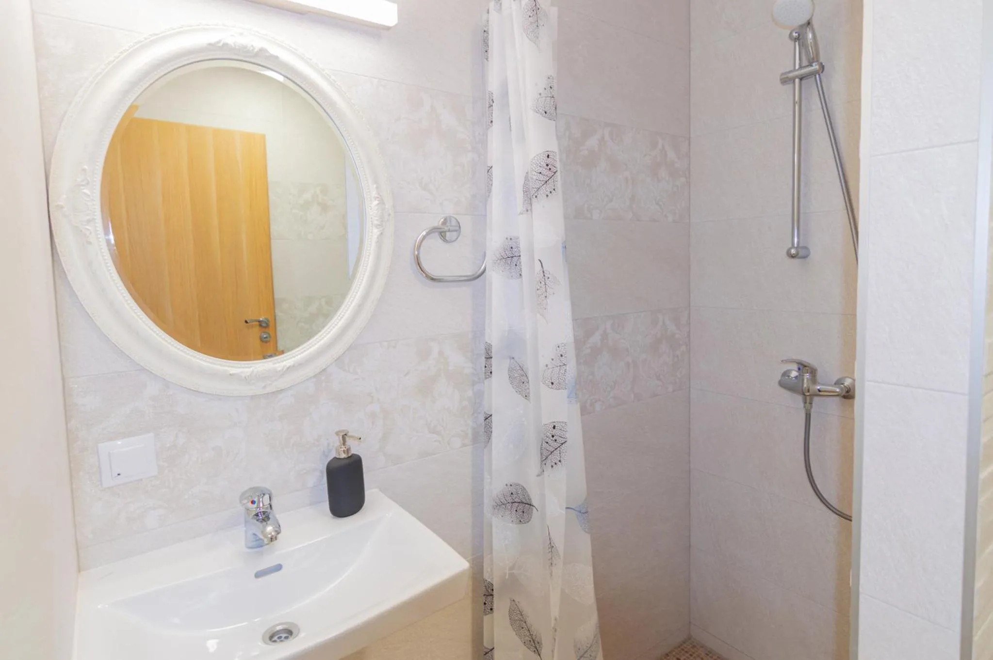 Shower in 1912 Bed & Breakfast