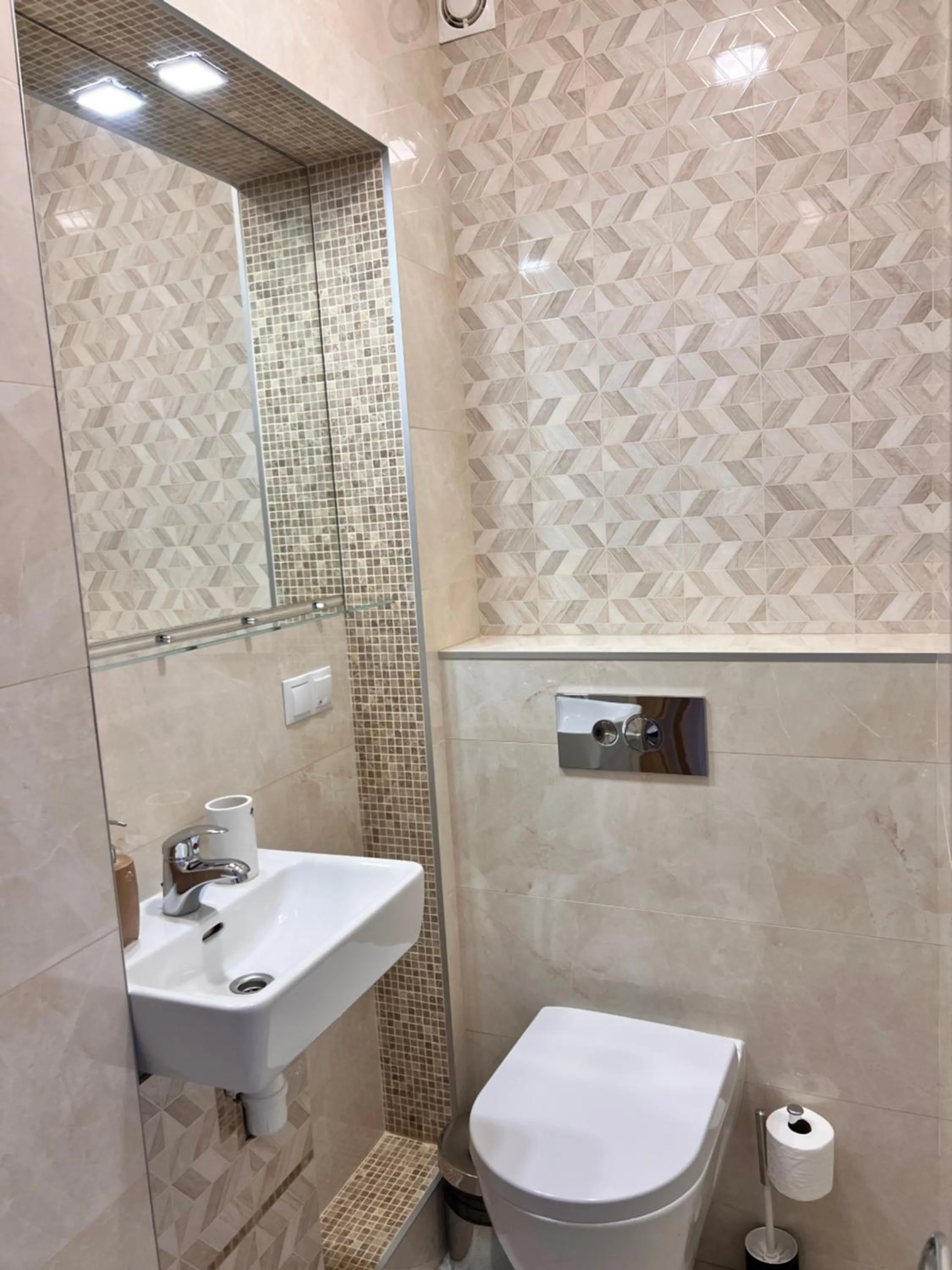 Toilet in 1912 Bed & Breakfast