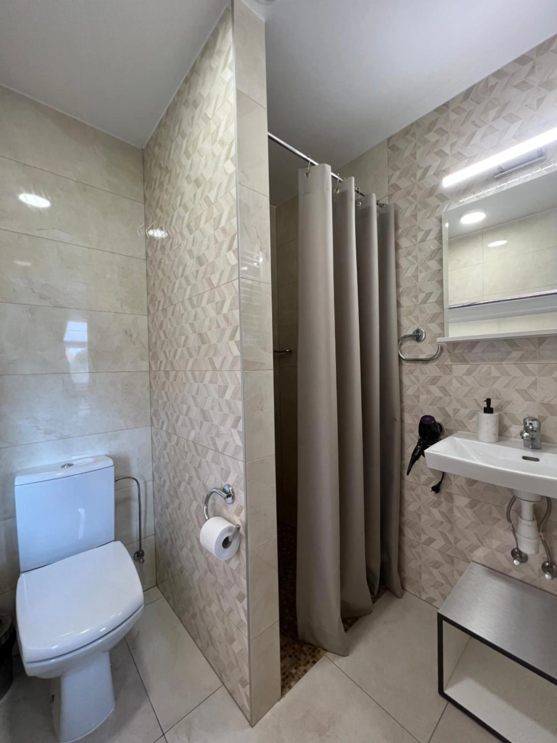Shower in 1912 Bed & Breakfast