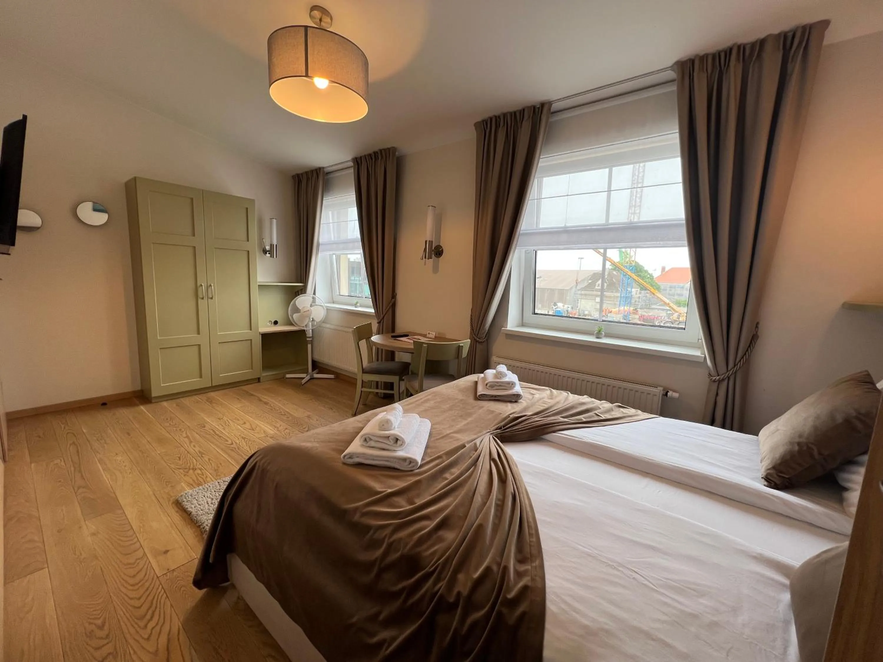 Photo of the whole room, Bed in 1912 Bed & Breakfast