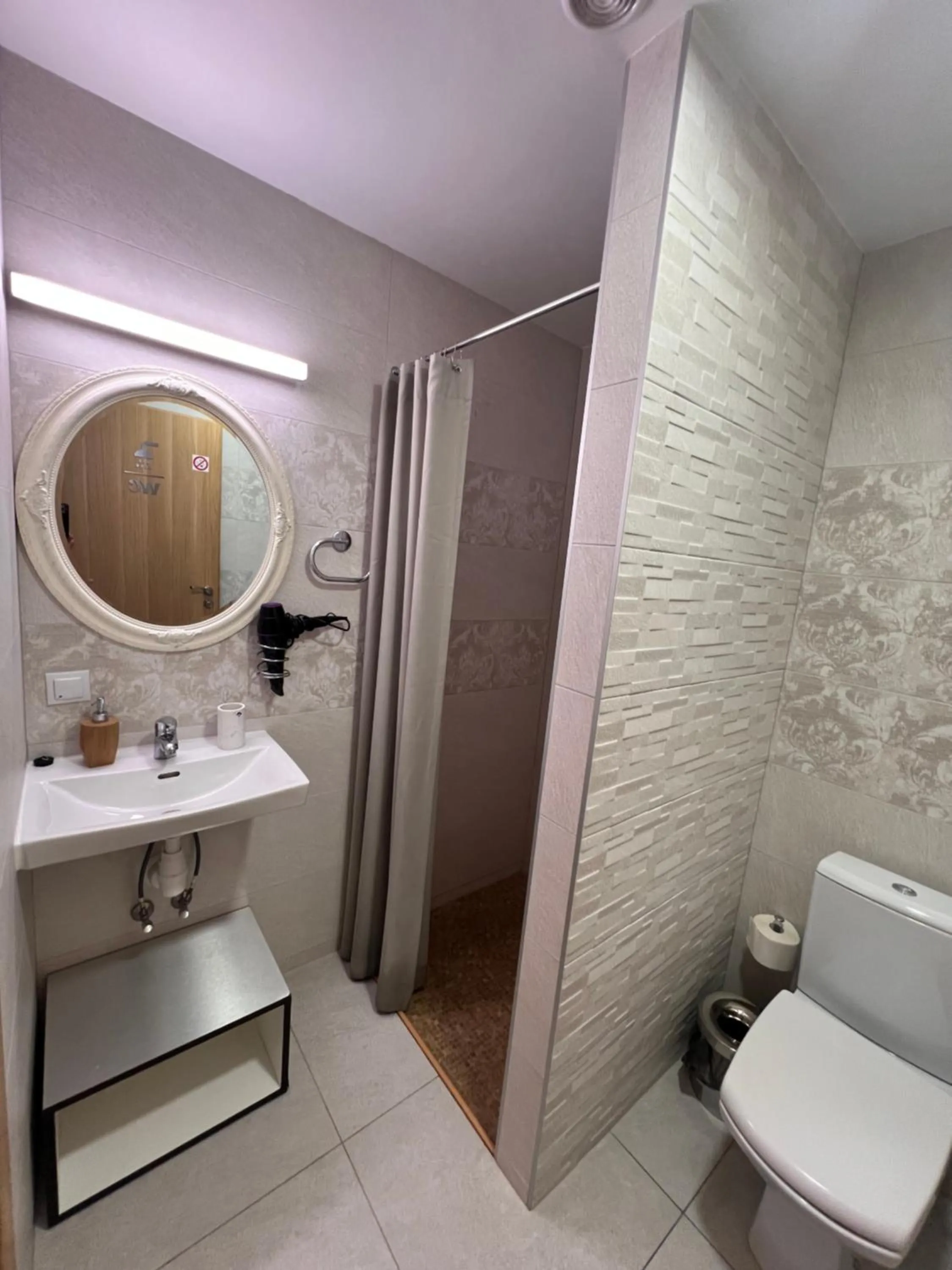 Toilet in 1912 Bed & Breakfast
