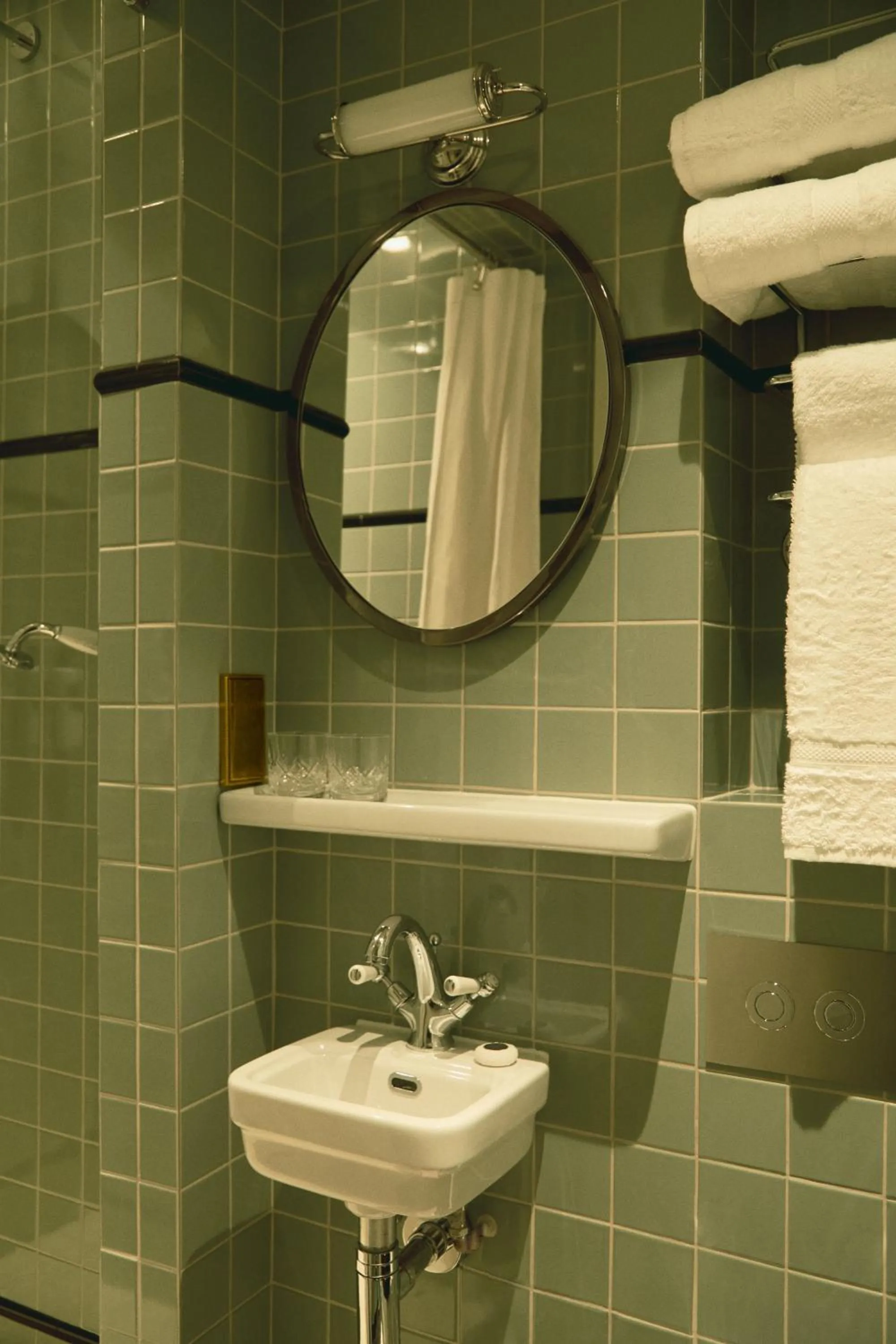 Bathroom in Grand Hotel Bellevue London