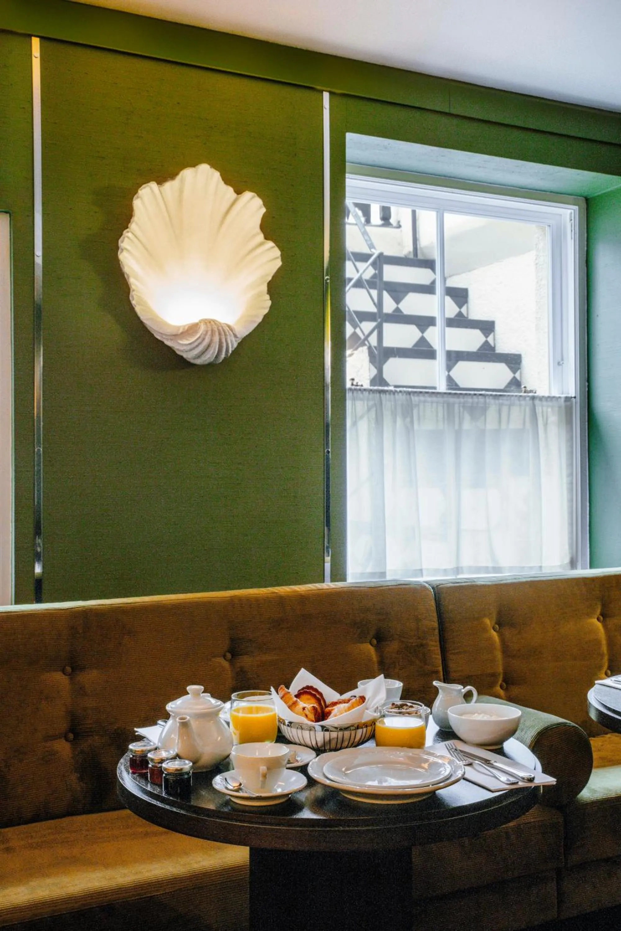 Breakfast in Grand Hotel Bellevue London