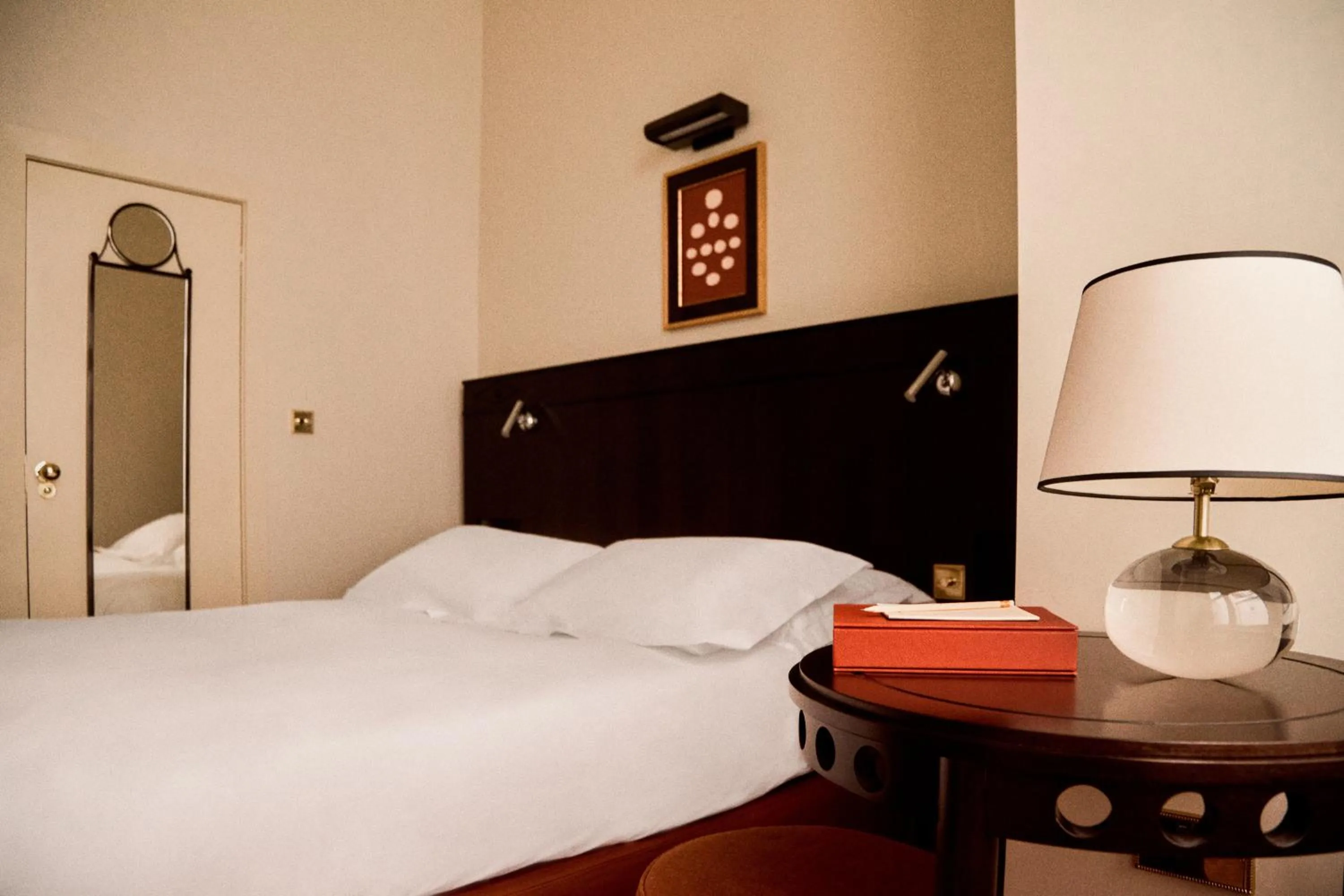 Bedroom, Bed in Grand Hotel Bellevue London