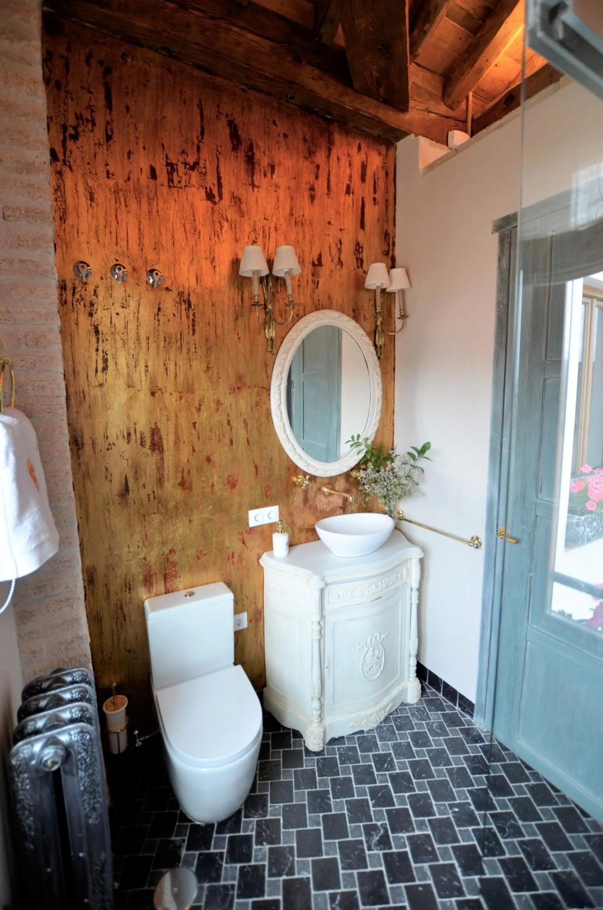 Toilet in La Corrala del Realejo