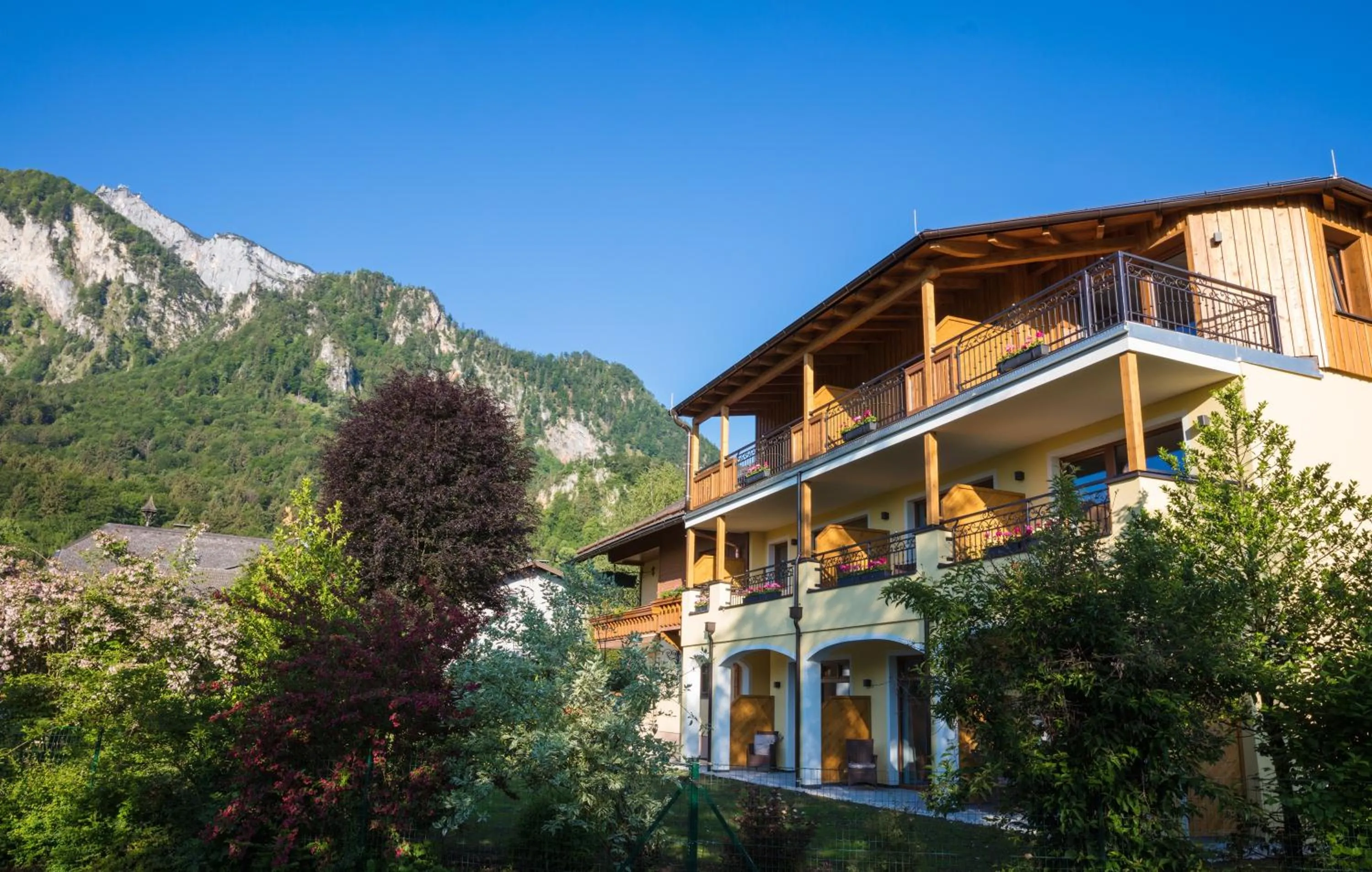 Property building in Garten - Hotel Sallerhof