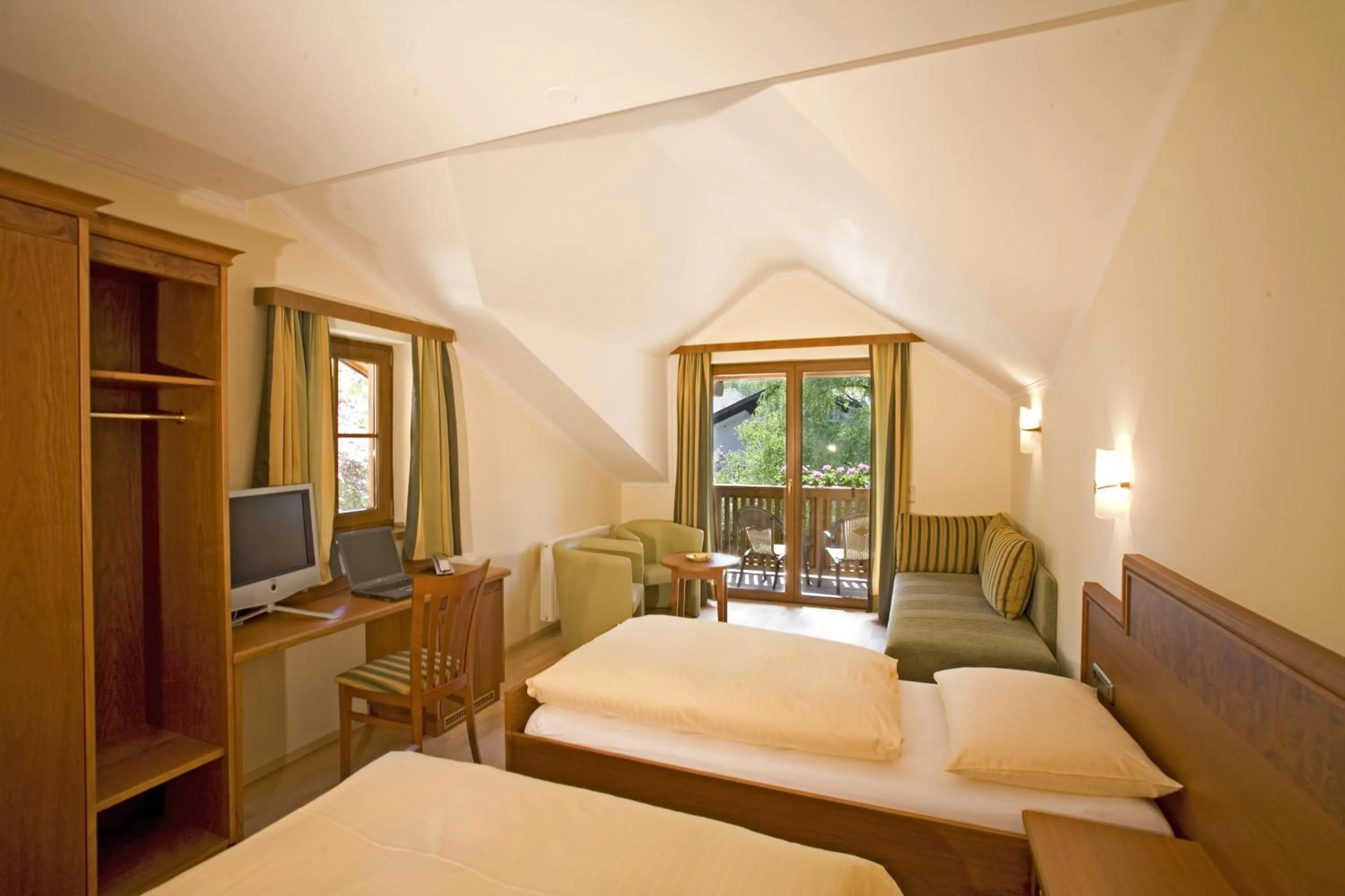 Photo of the whole room, Bed in Garten - Hotel Sallerhof
