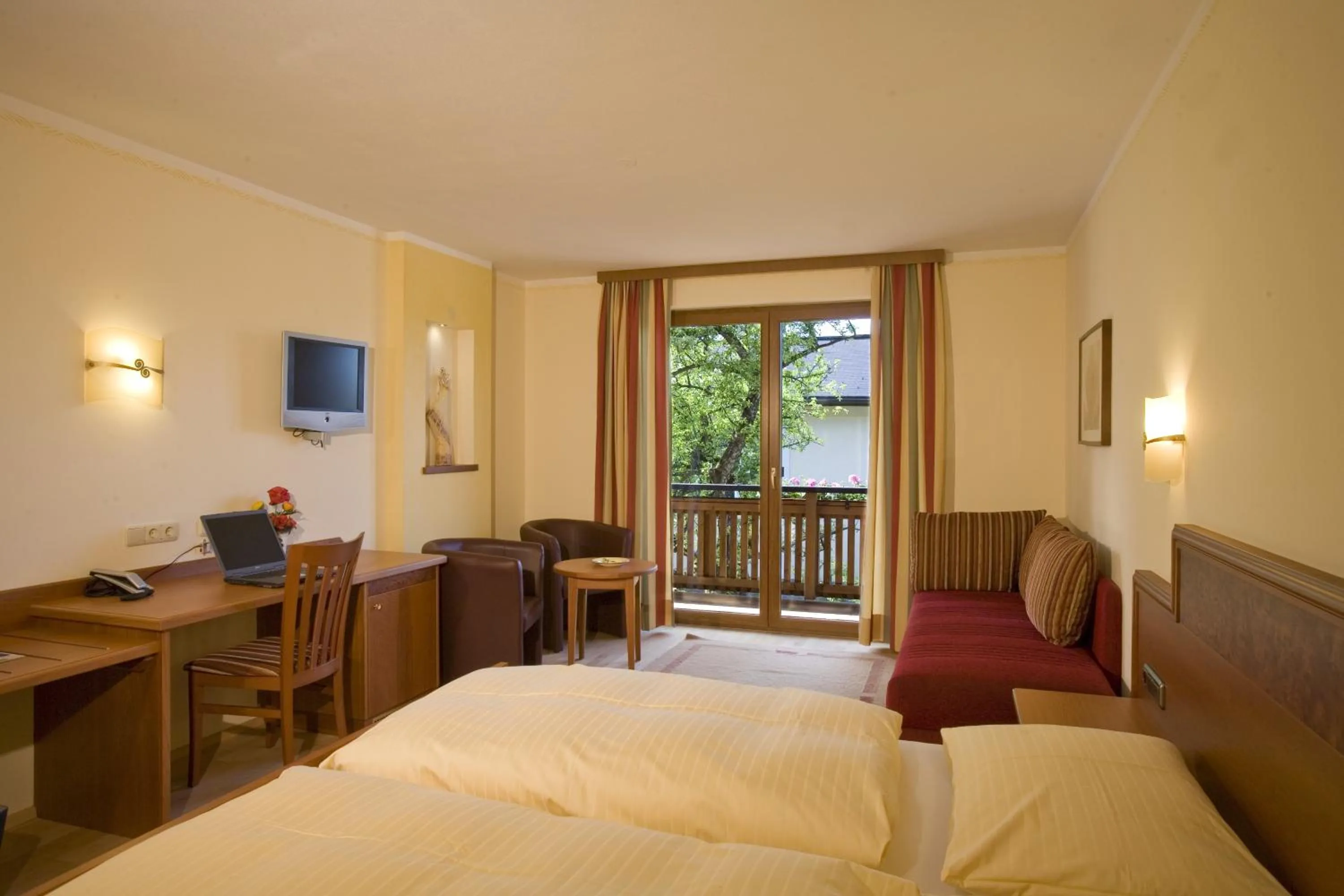 Photo of the whole room, Bed in Garten - Hotel Sallerhof
