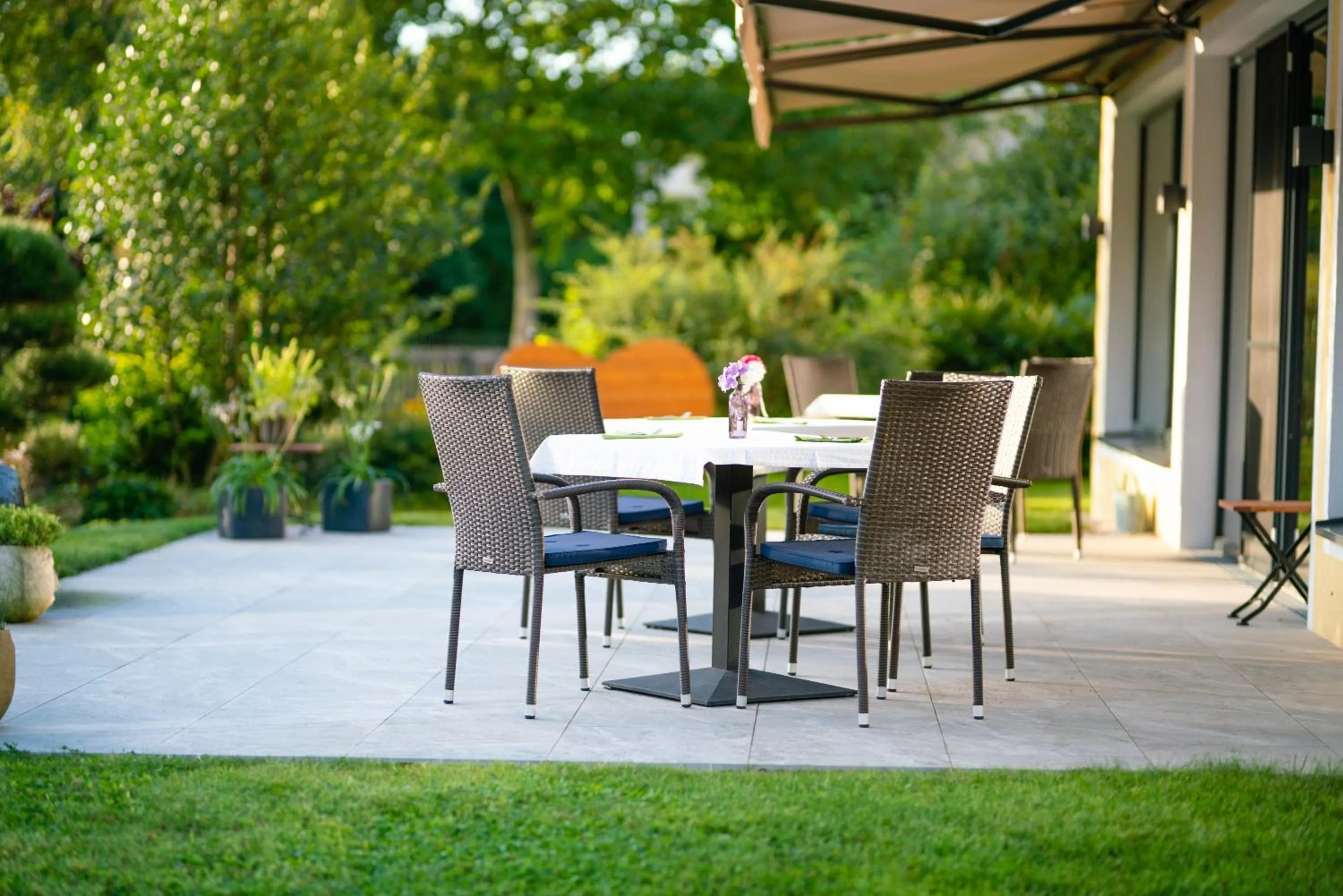 Breakfast in Garten - Hotel Sallerhof