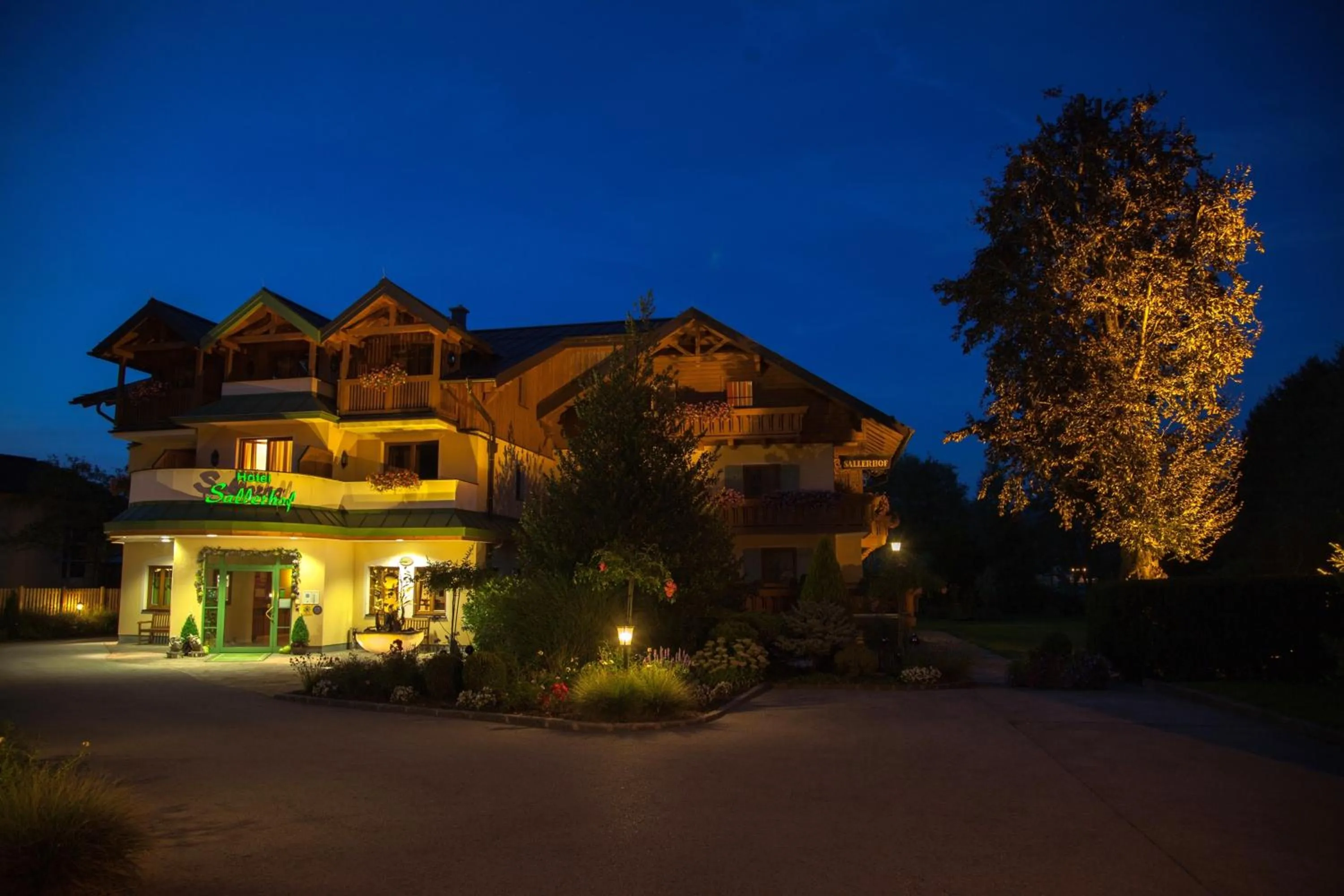 Facade/entrance in Garten - Hotel Sallerhof