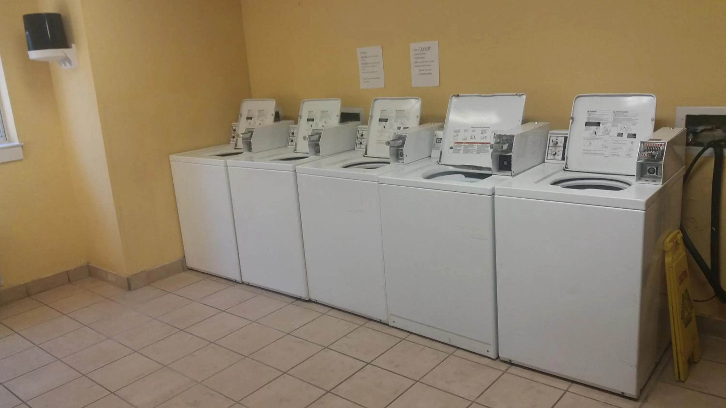 washing machine in Motel 6 Myrtle Beach