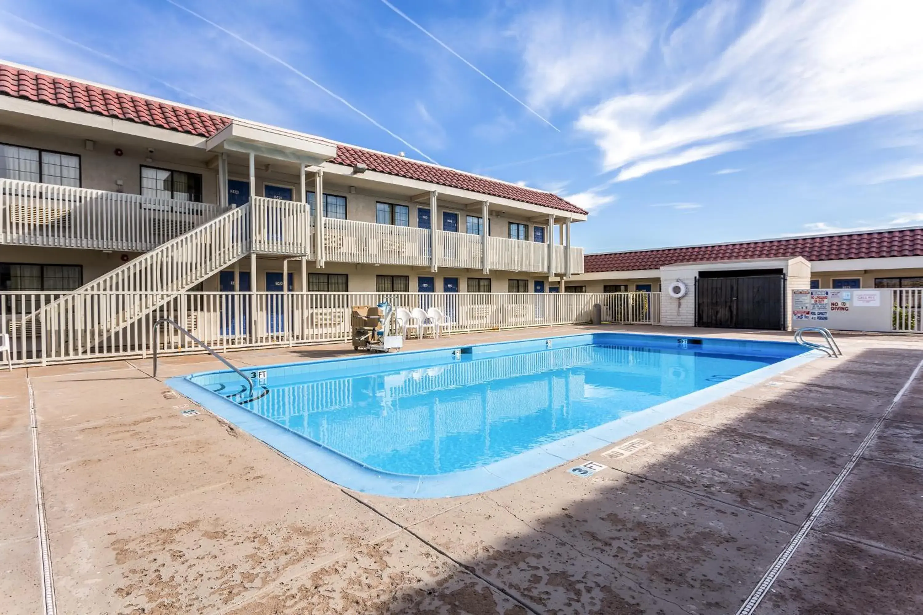 Swimming pool in Motel 6 Myrtle Beach Swimming pool in Motel 6 Myrtle Beach