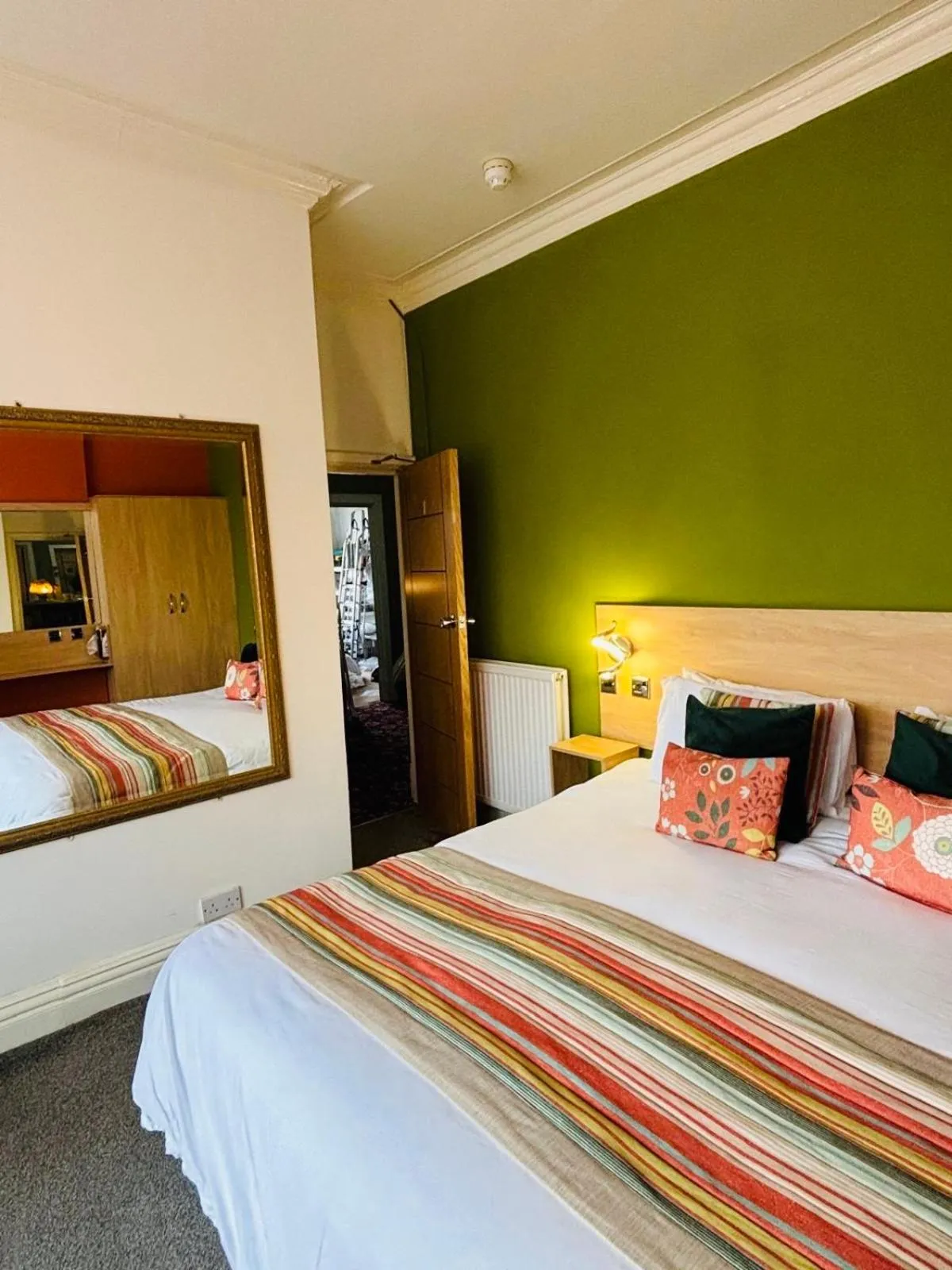 Bedroom, Bed in The Beaucliffe Hotel