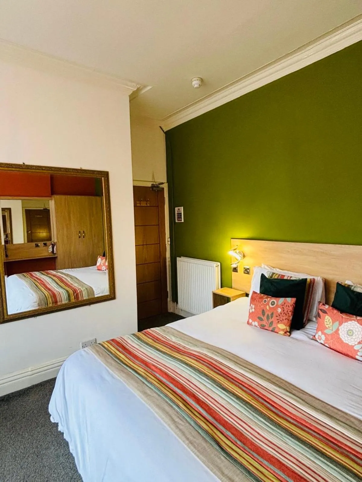 Bedroom, Bed in The Beaucliffe Hotel