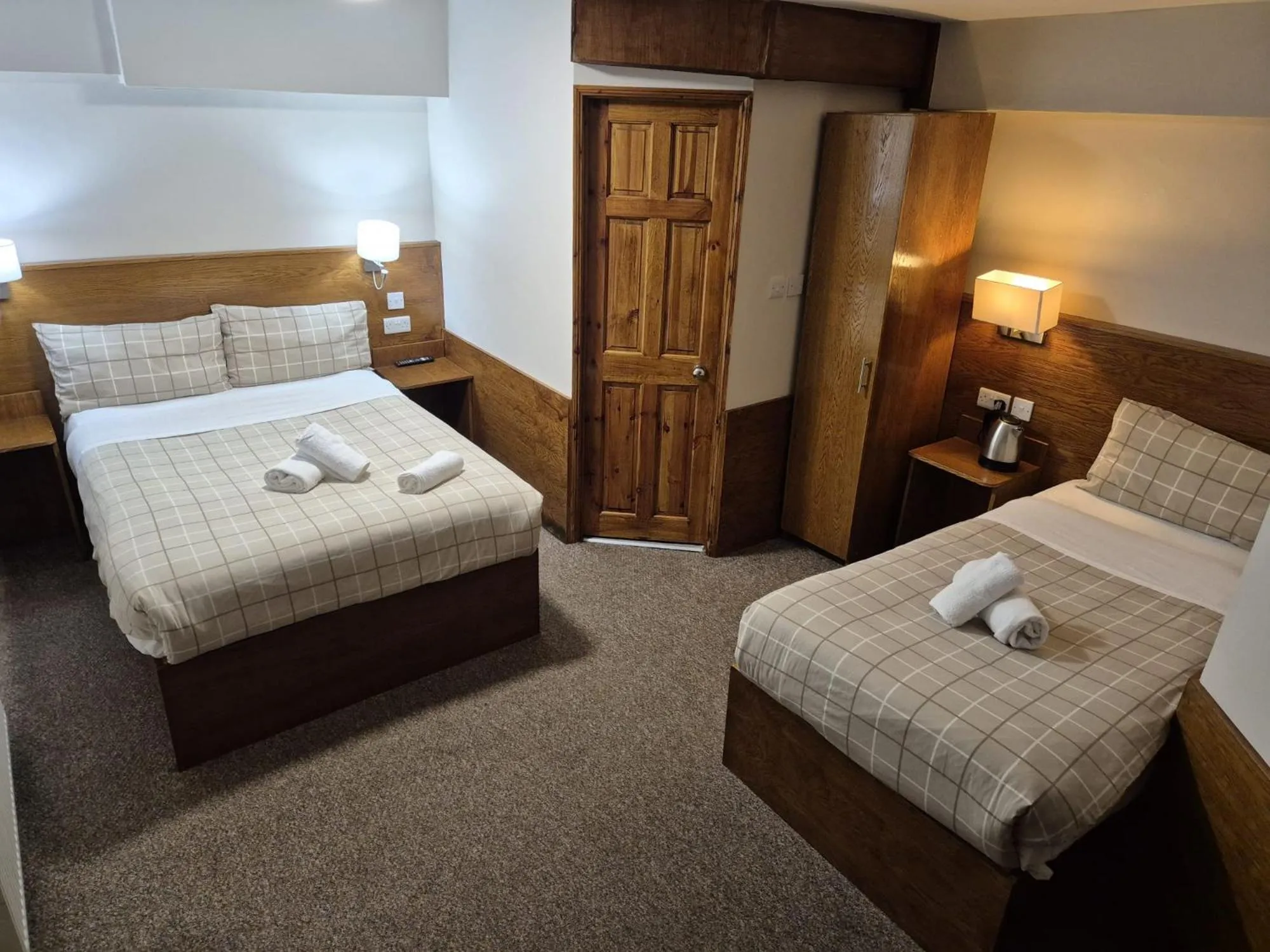 Photo of the whole room, Bed in Glasgow House