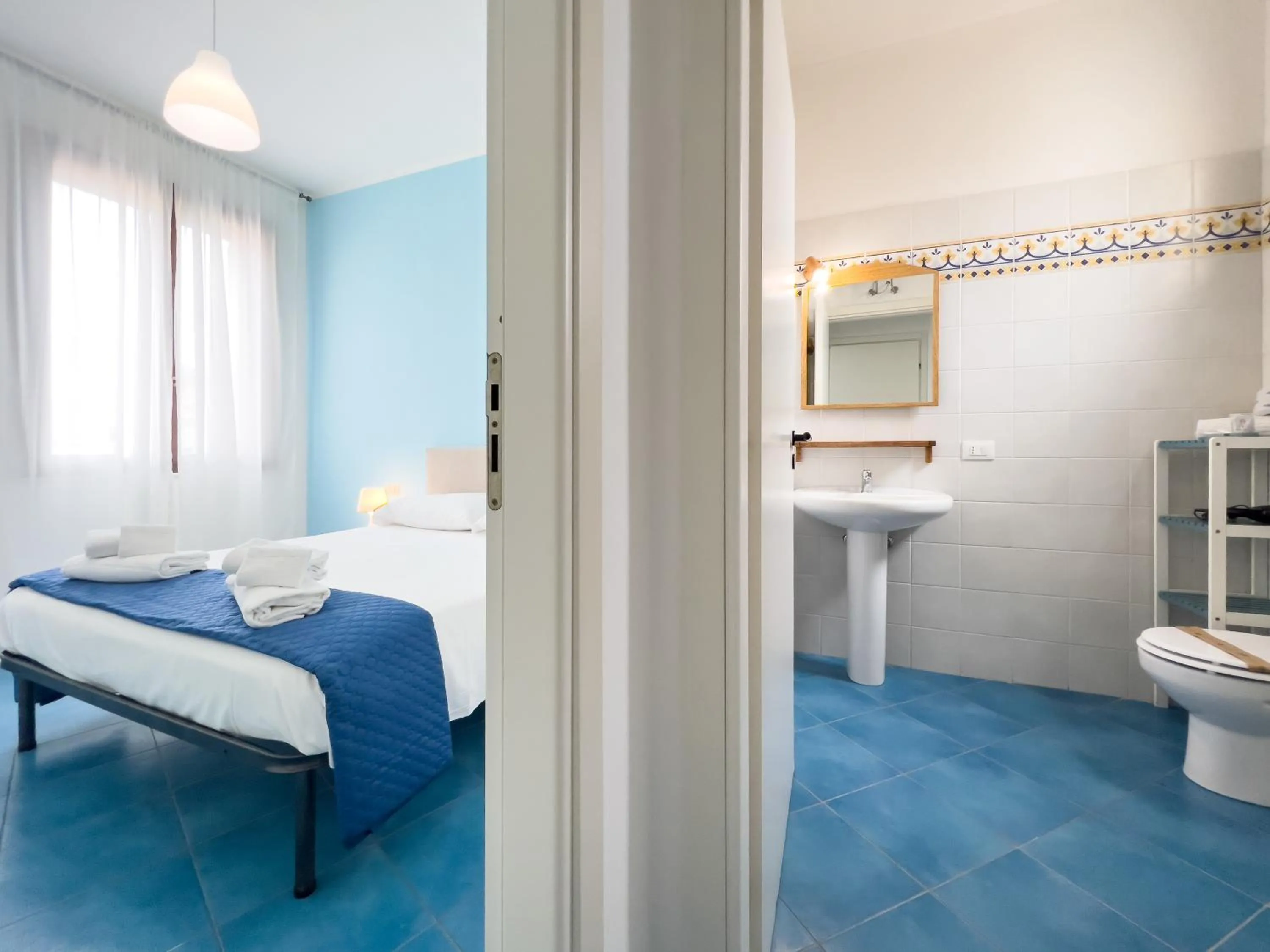 Toilet, Bed in Elimi Favignana Apartments - Residence in città