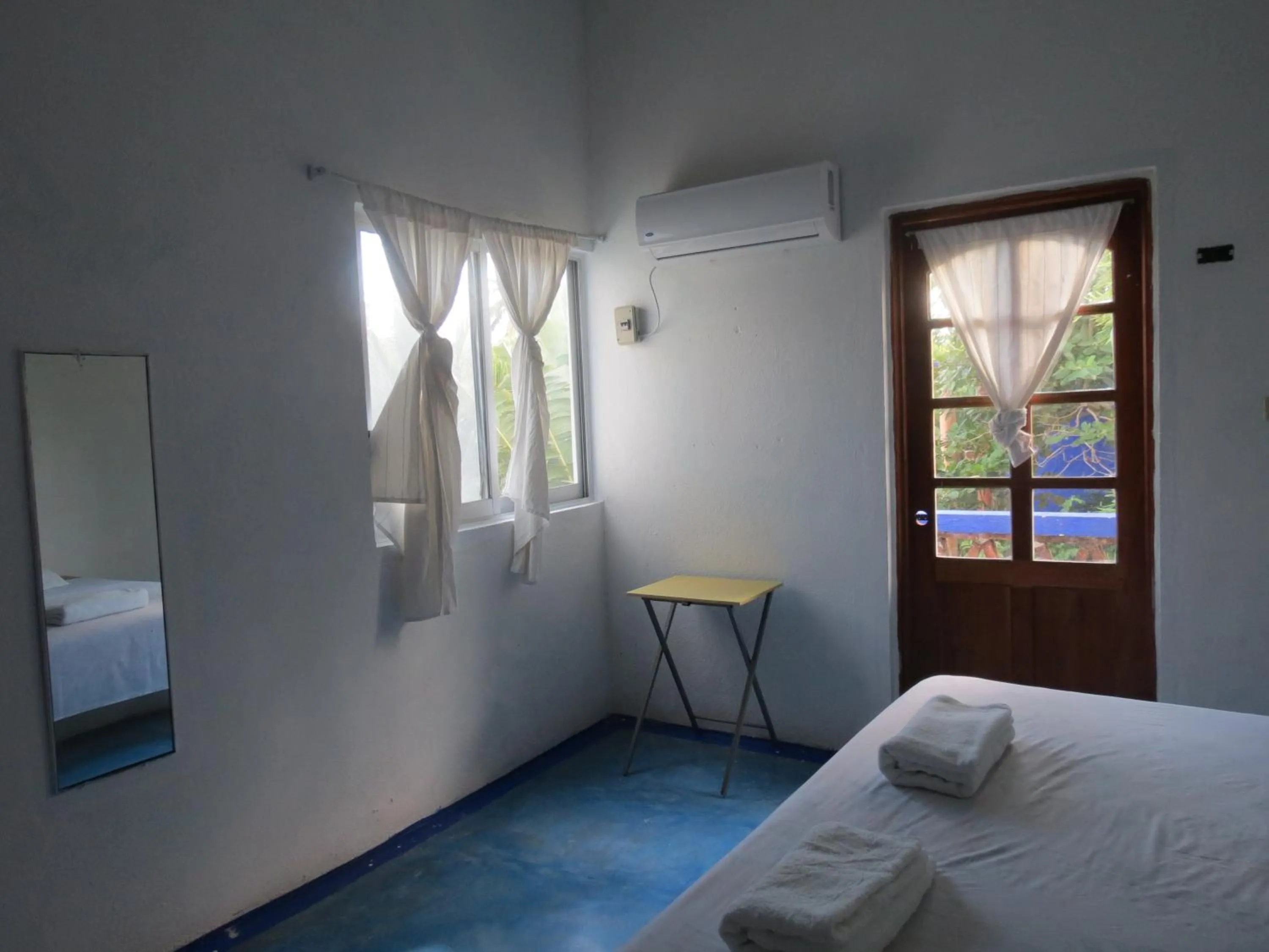 Photo of the whole room in Eco Coco Loco by Rotamundos