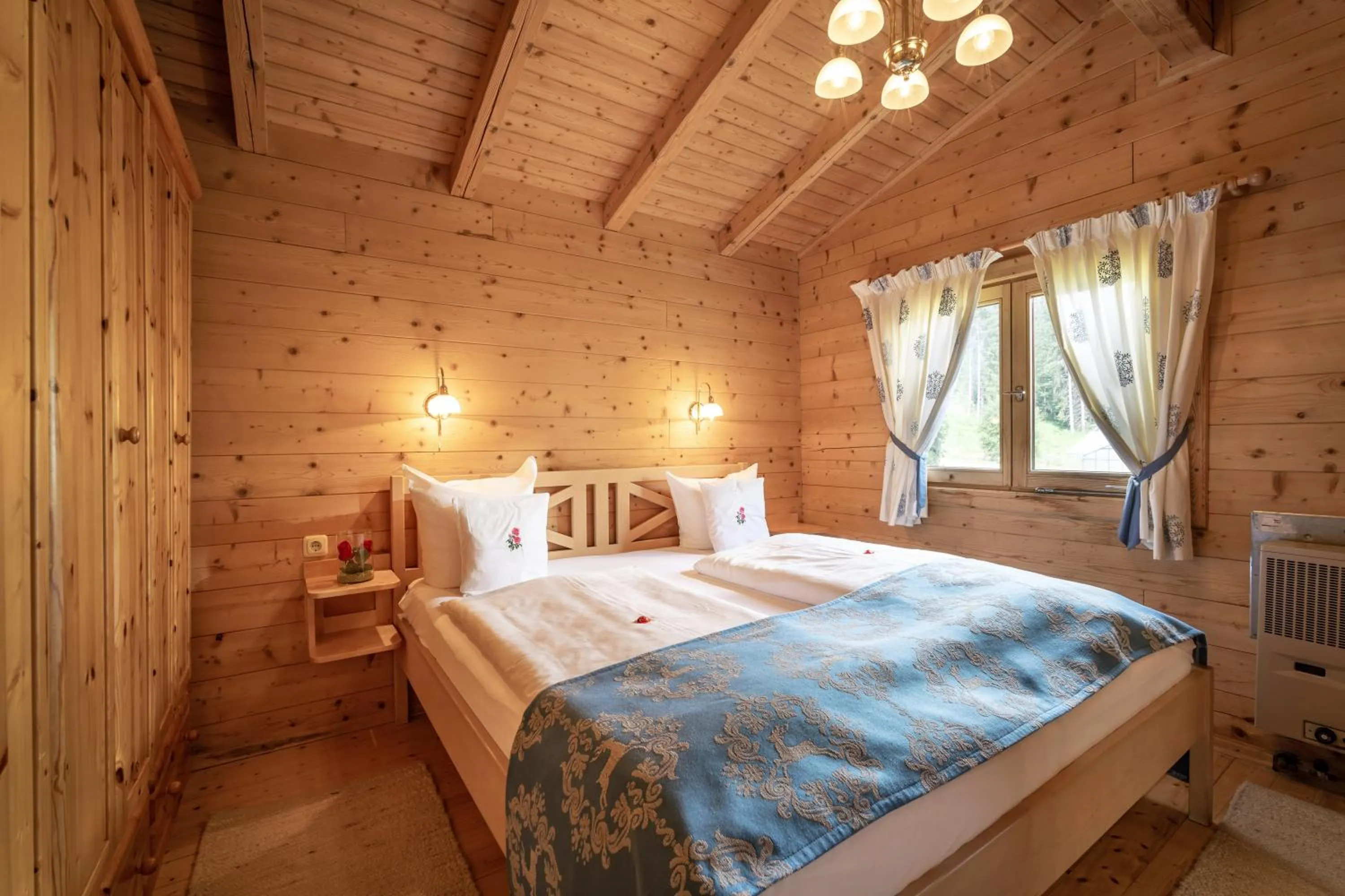 Bedroom, Bed in Gartenhotel Rosenhof bei Kitzbühel