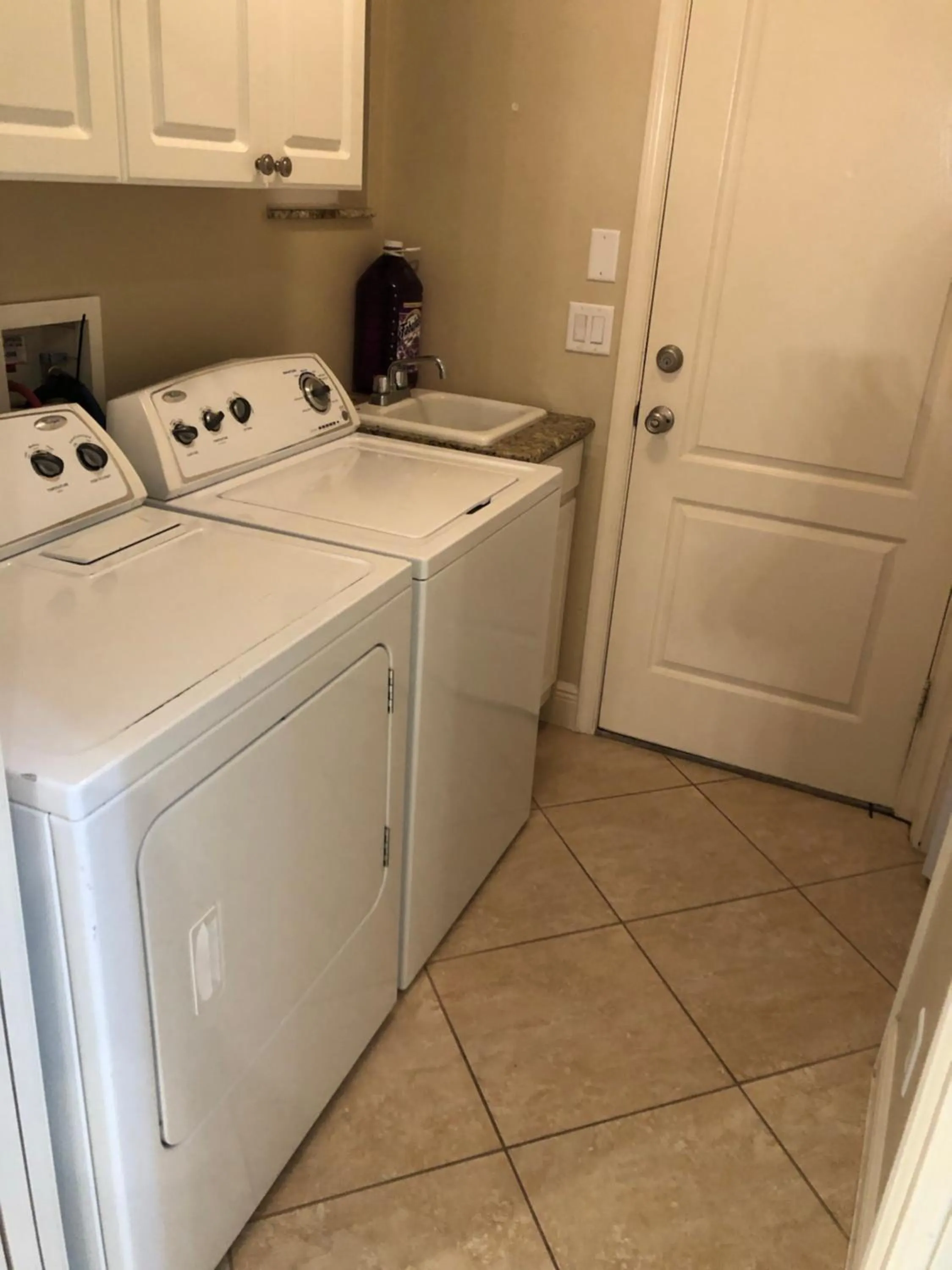 Tiki Paradise House & pool - 10 min to Beach!