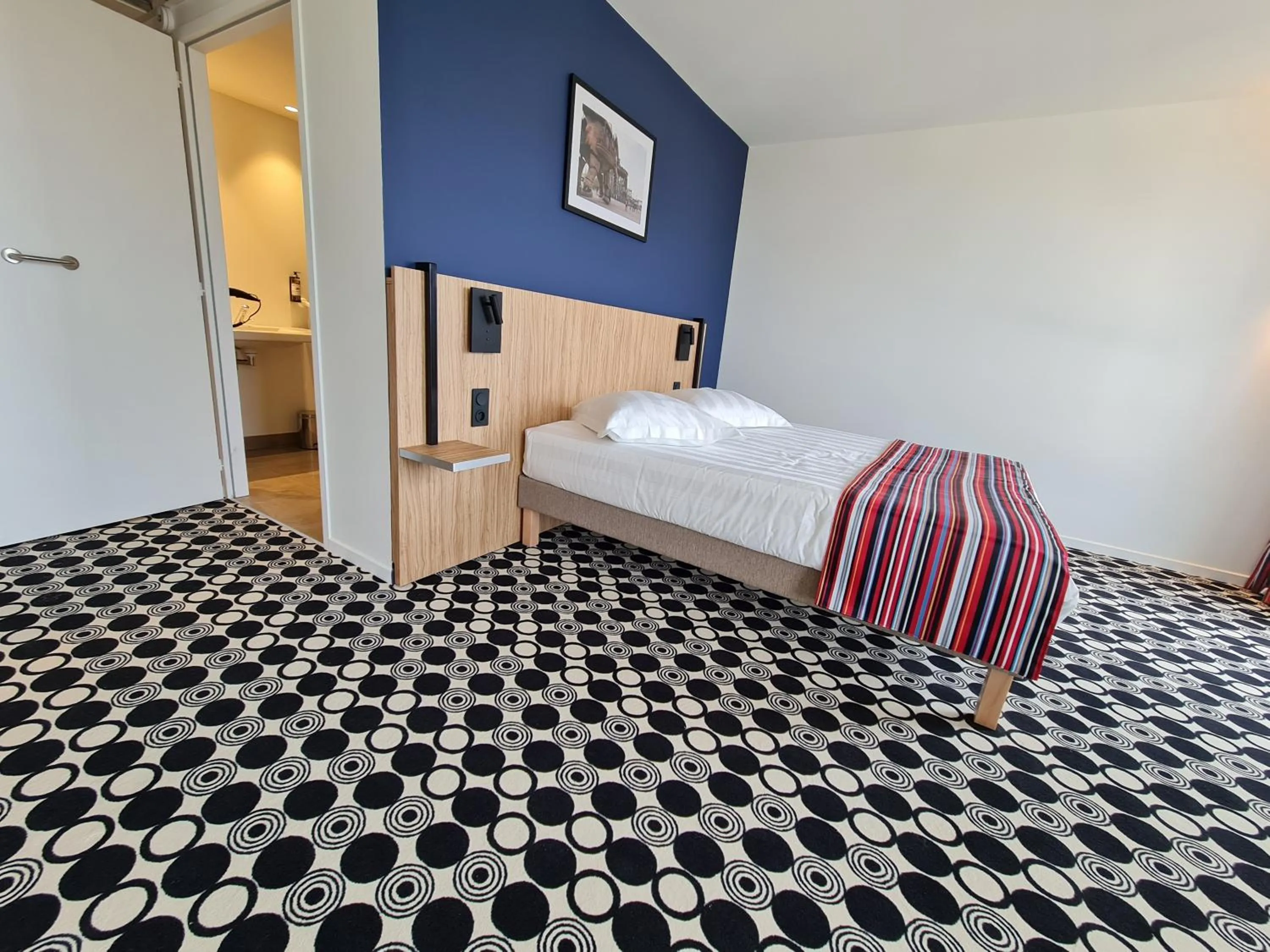 Photo of the whole room, Bed in Akena Nantes Rezé Aéroport