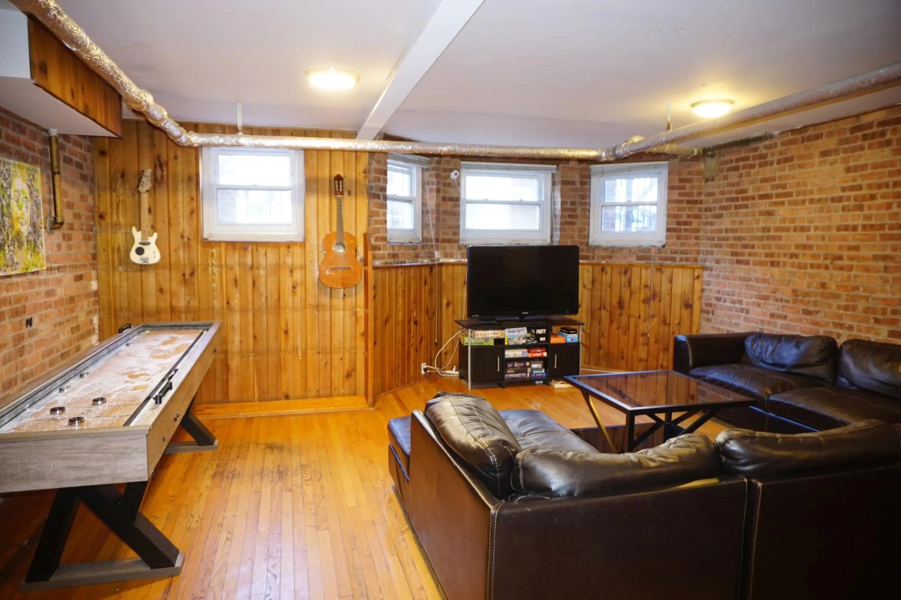 Communal lounge/ TV room in Wrigley Hostel - Chicago