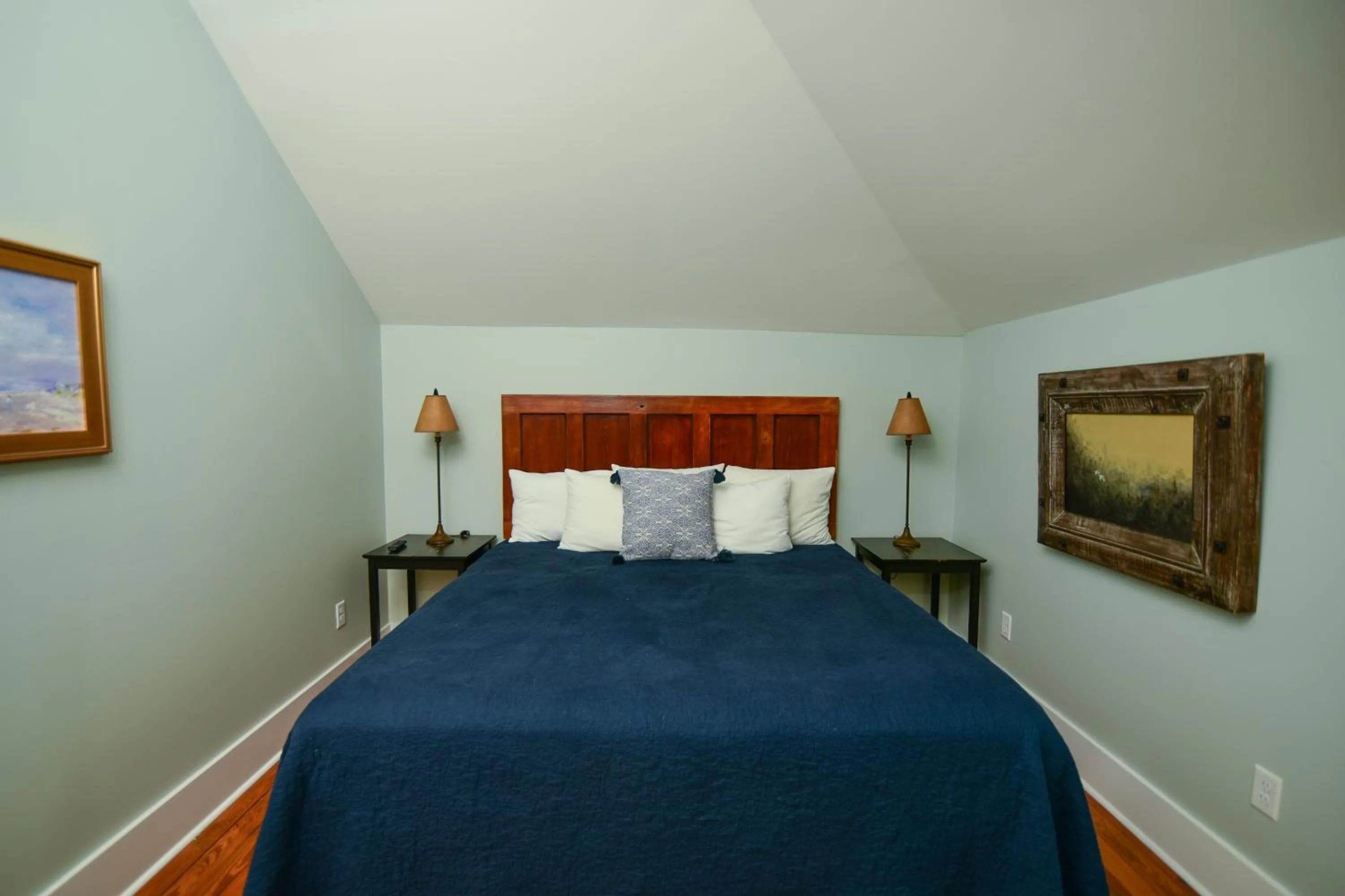 Bed in 607 Bay Inn Downtown Beaufort