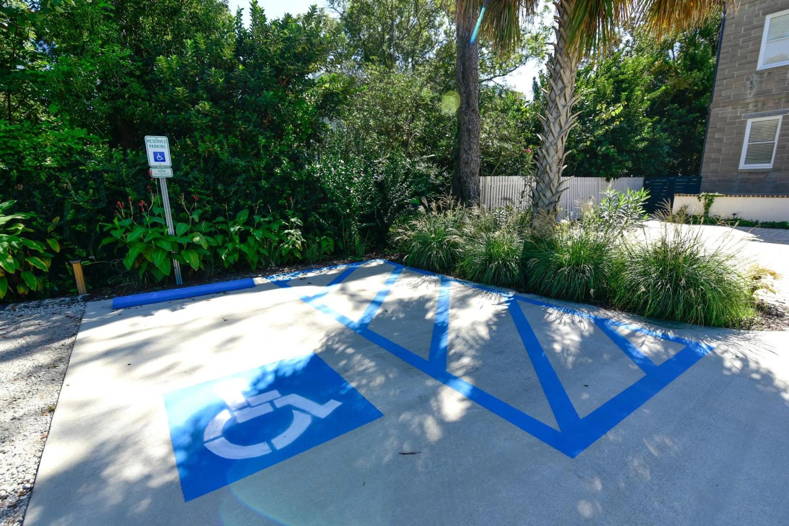 Facility for disabled guests in 607 Bay Inn Downtown Beaufort