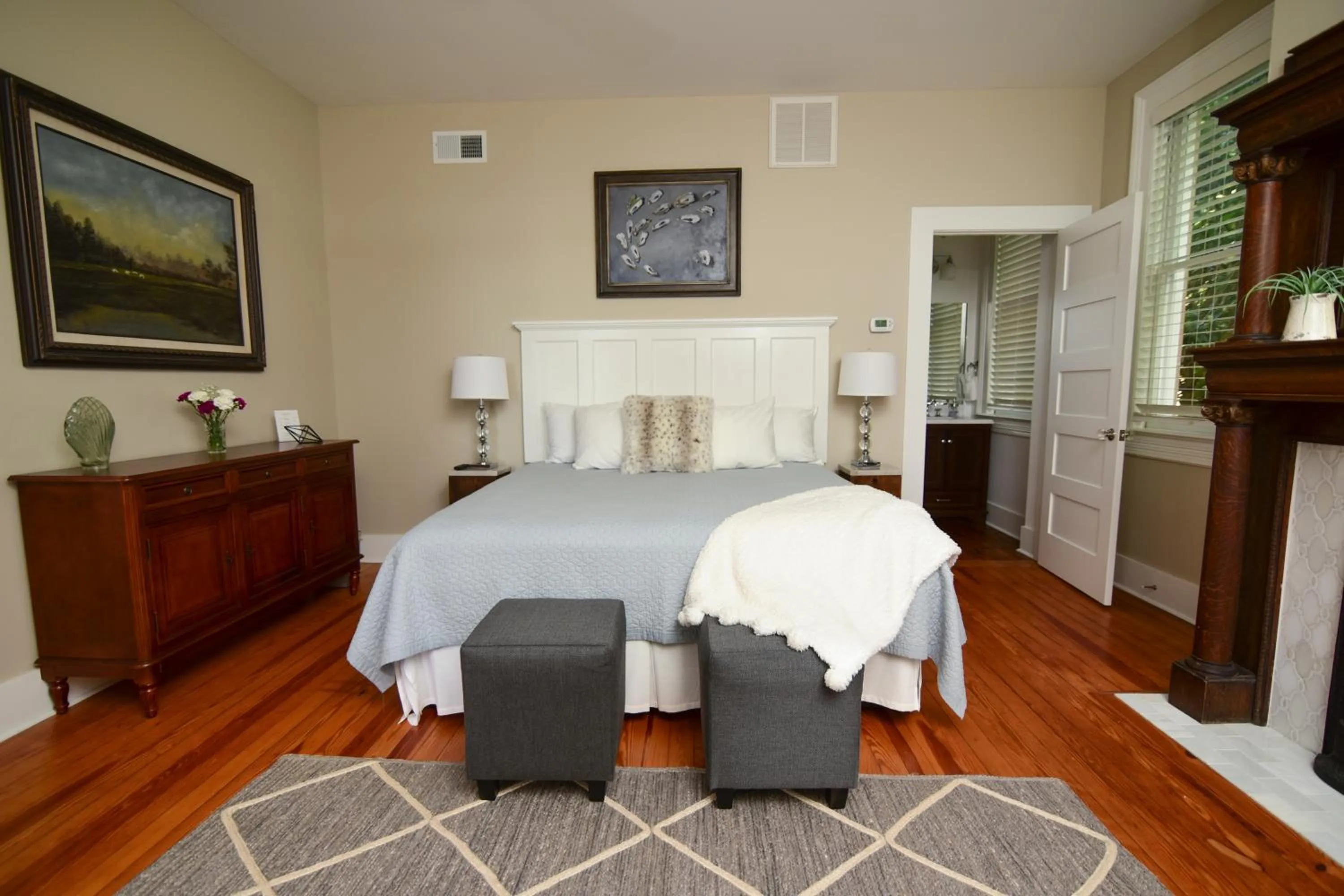 Shower, Bed in 607 Bay Inn Downtown Beaufort