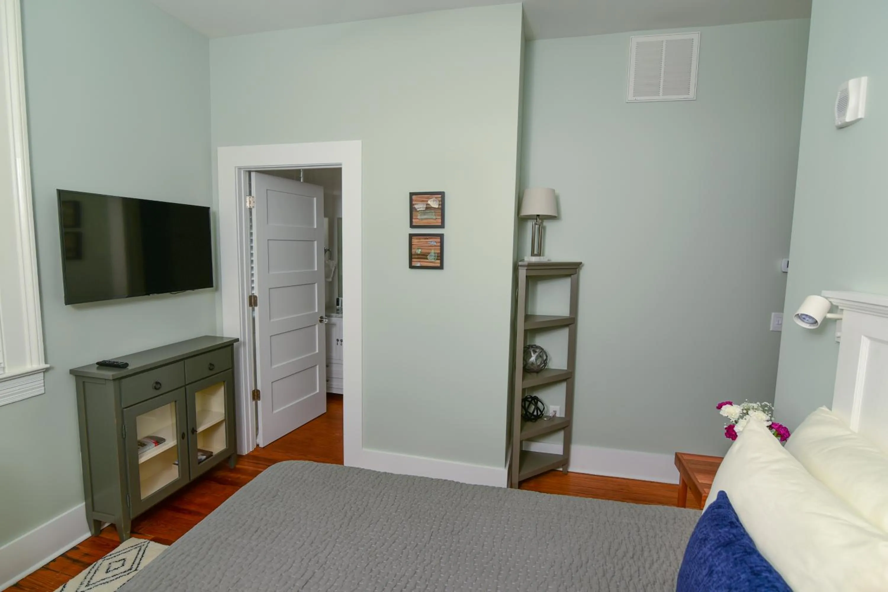 Bed in 607 Bay Inn Downtown Beaufort