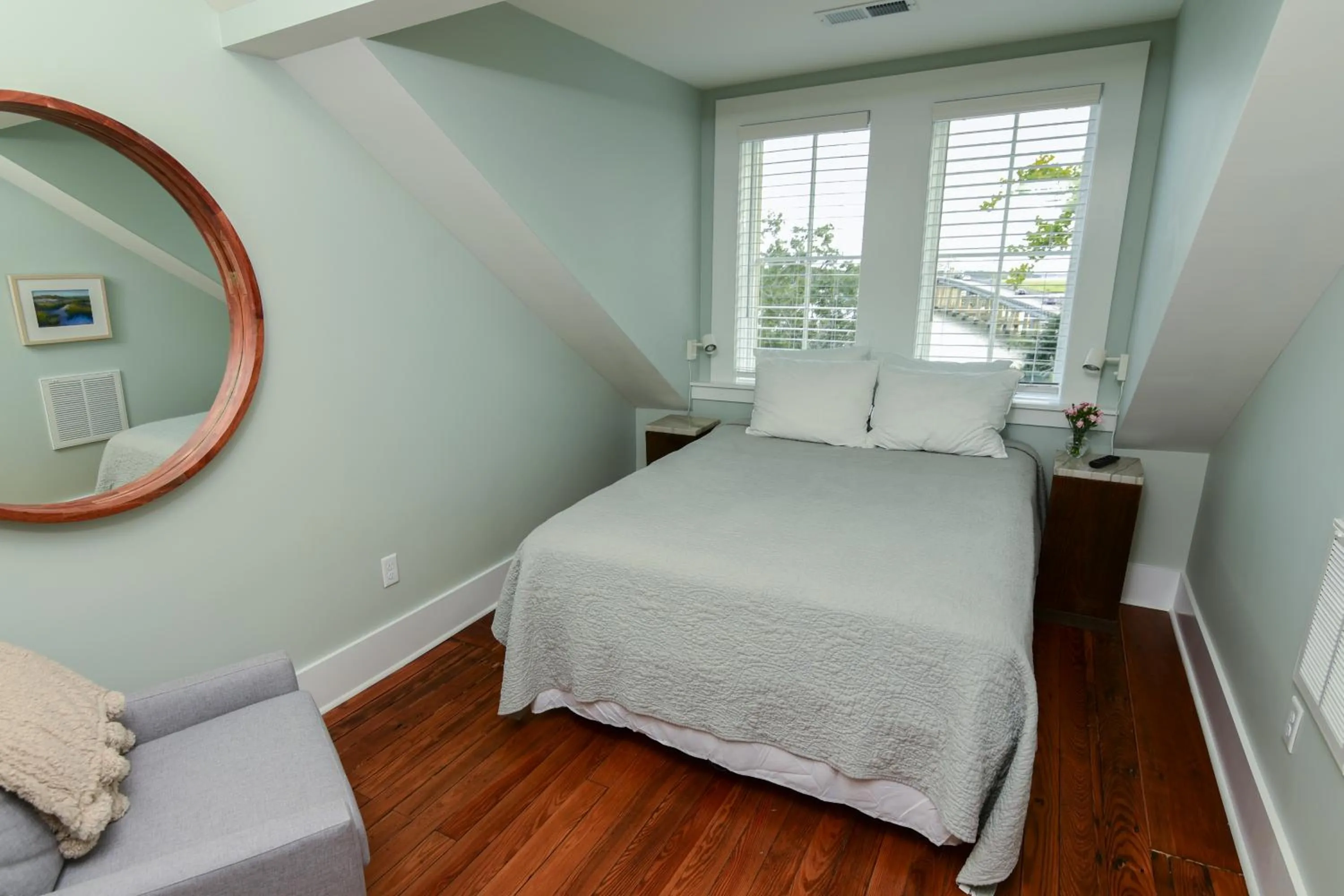 Bed in 607 Bay Inn Downtown Beaufort