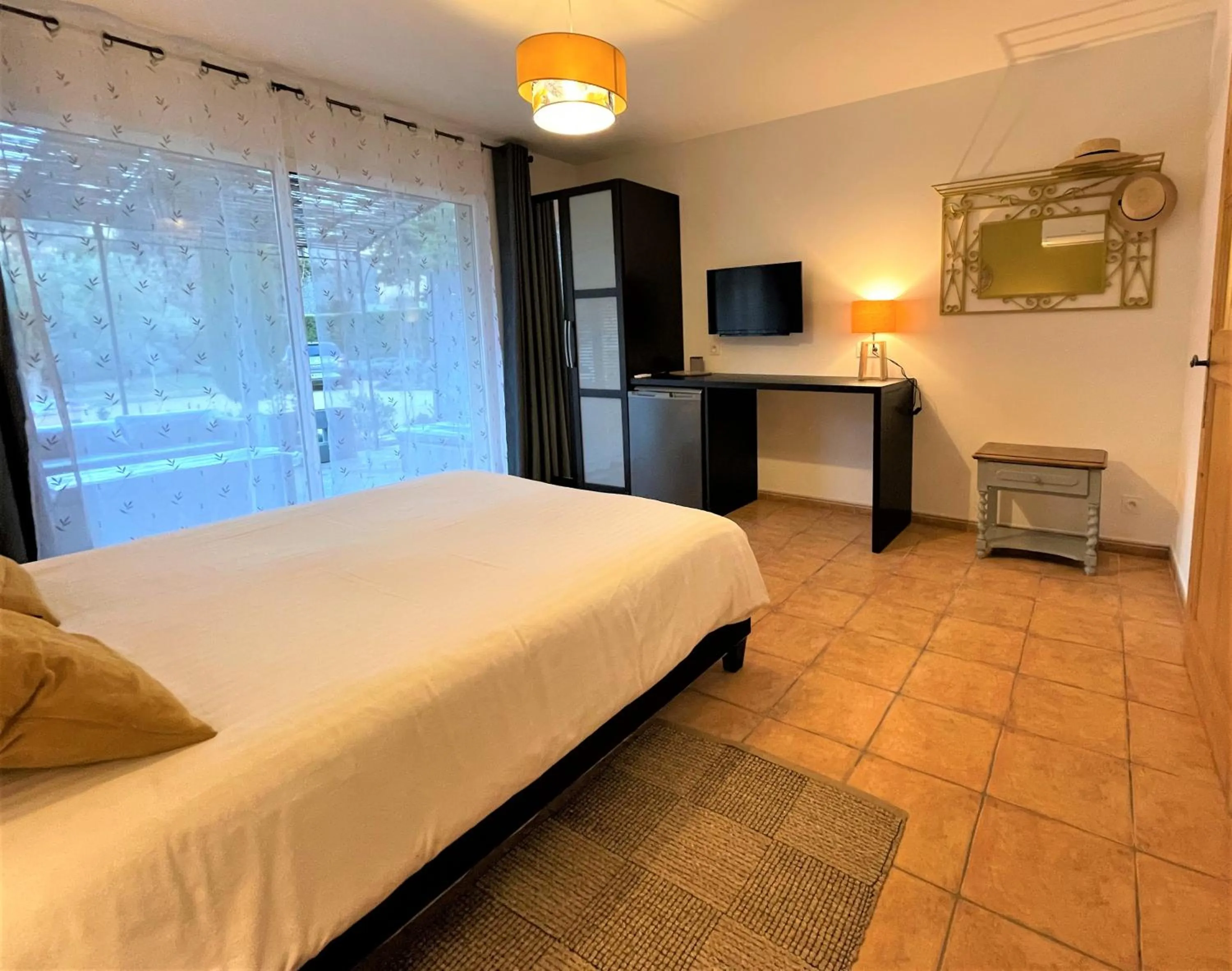 Photo of the whole room in Le Mas Carré Séguret