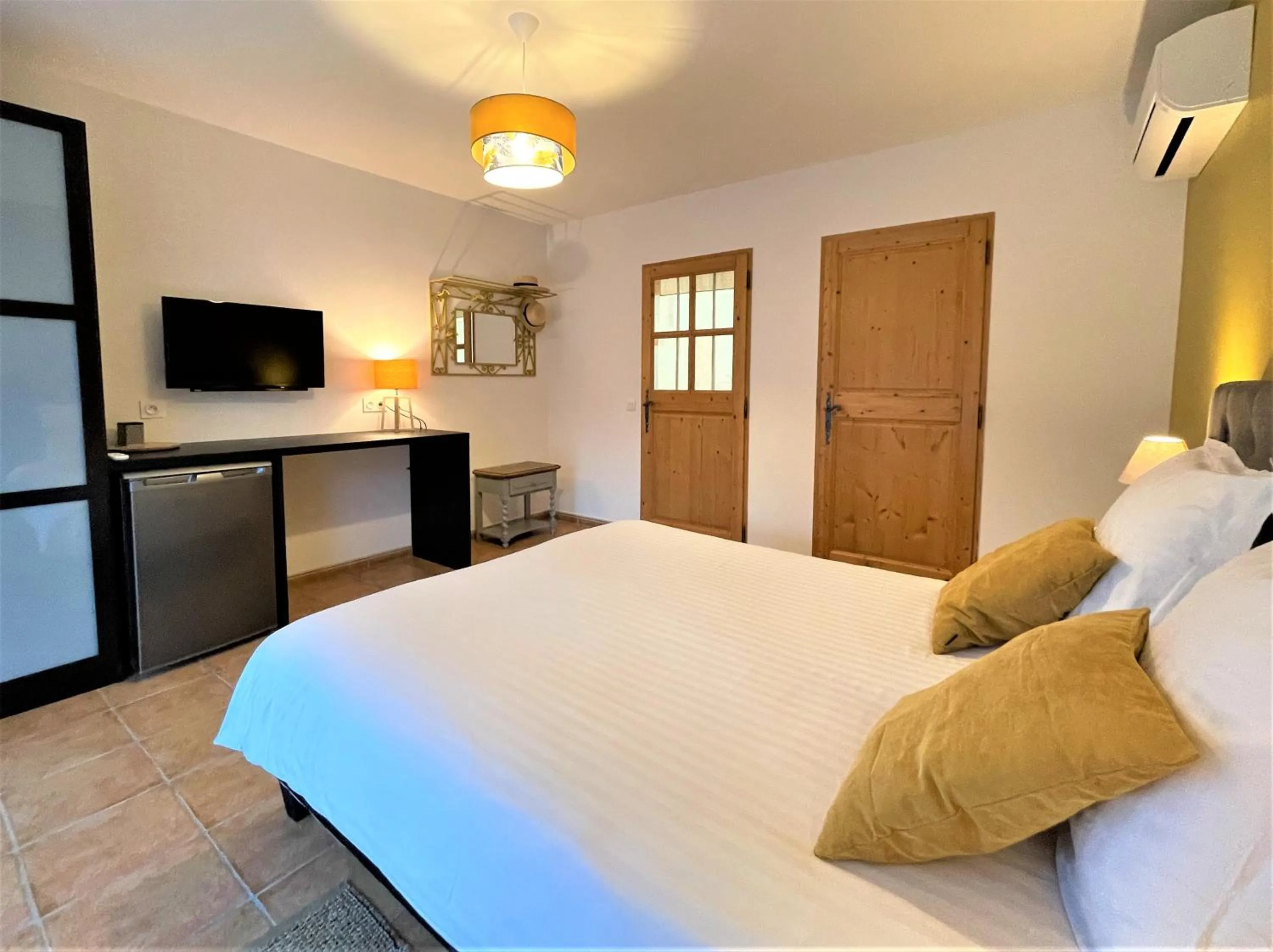 Photo of the whole room in Le Mas Carré Séguret