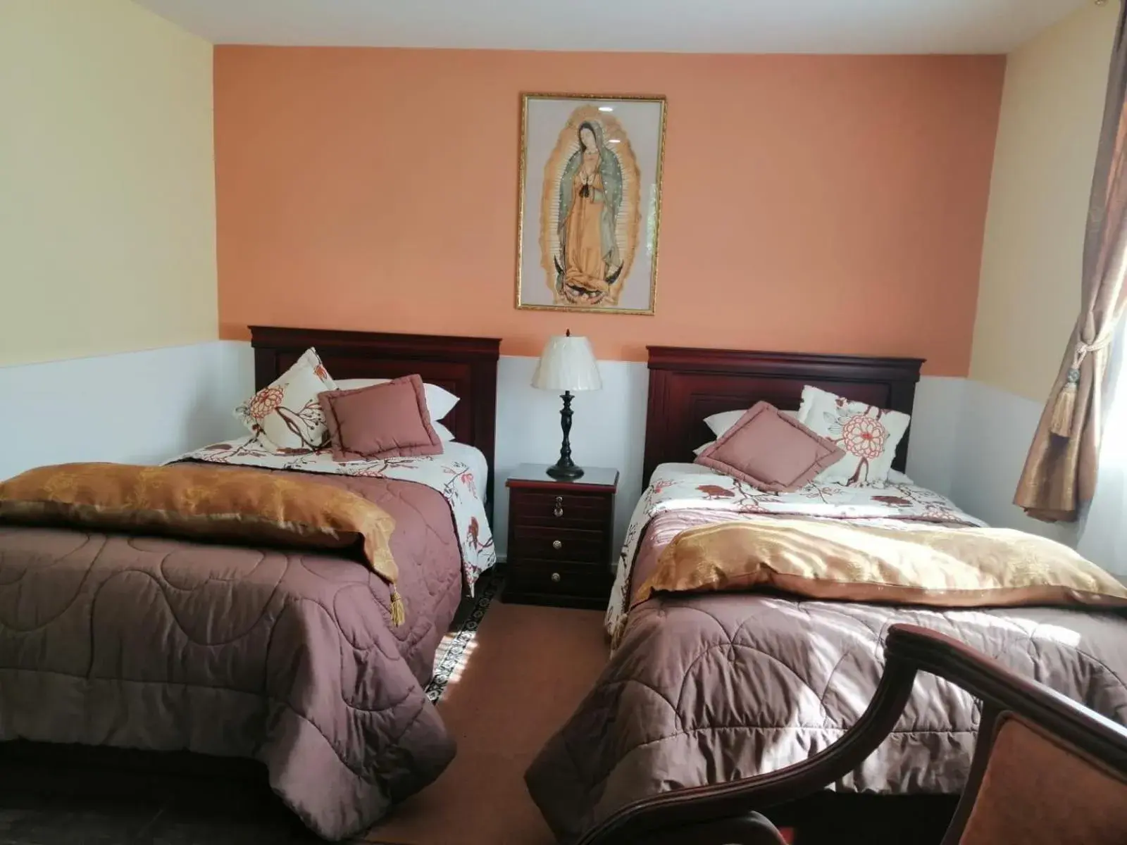 Standard Twin Room with Shared Bathroom in Hostal Saint Mary´s Tababela Standard Twin Room with Shared Bathroom in Hostal Saint Mary´s Tababela