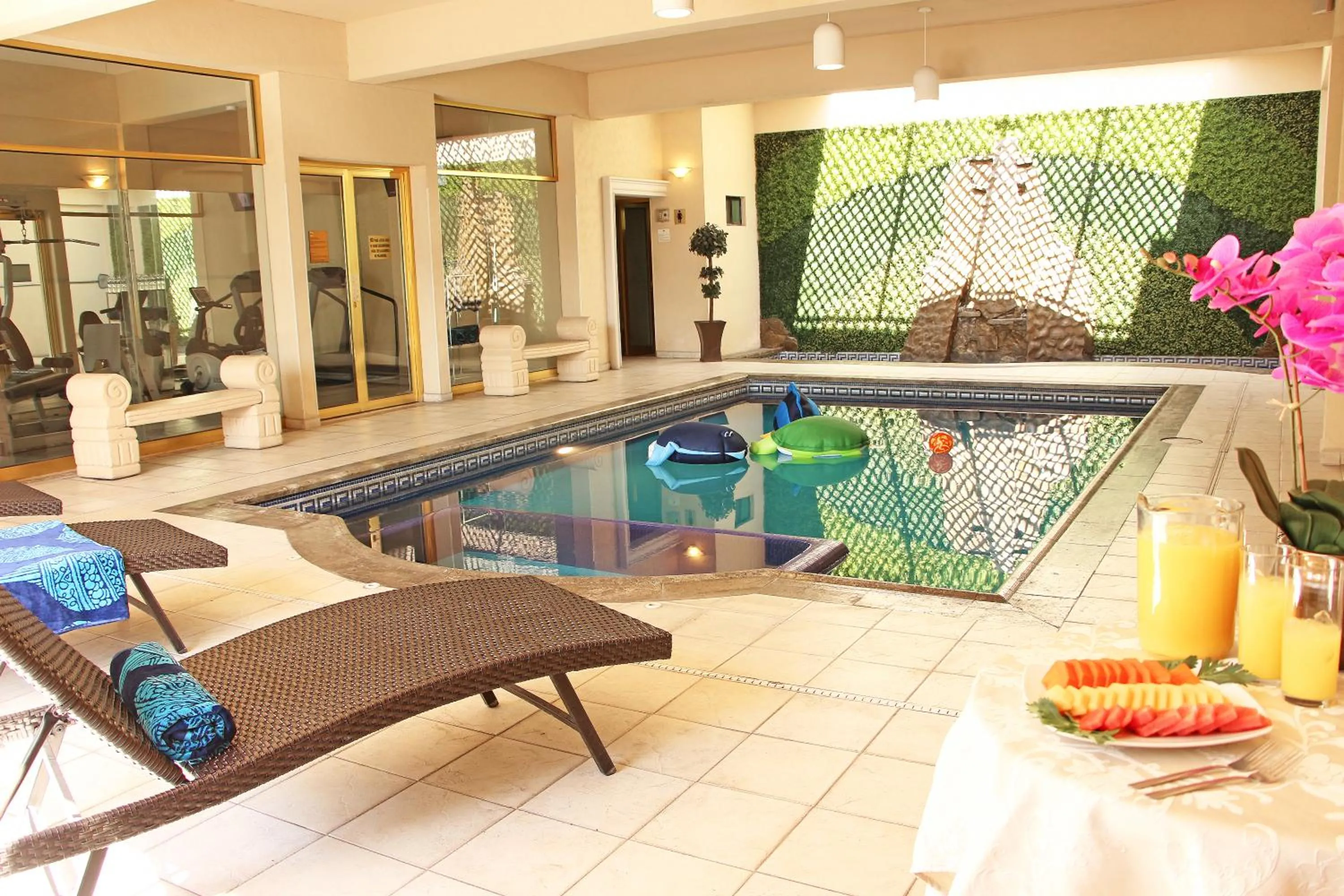 Swimming pool in Plaza de Oro