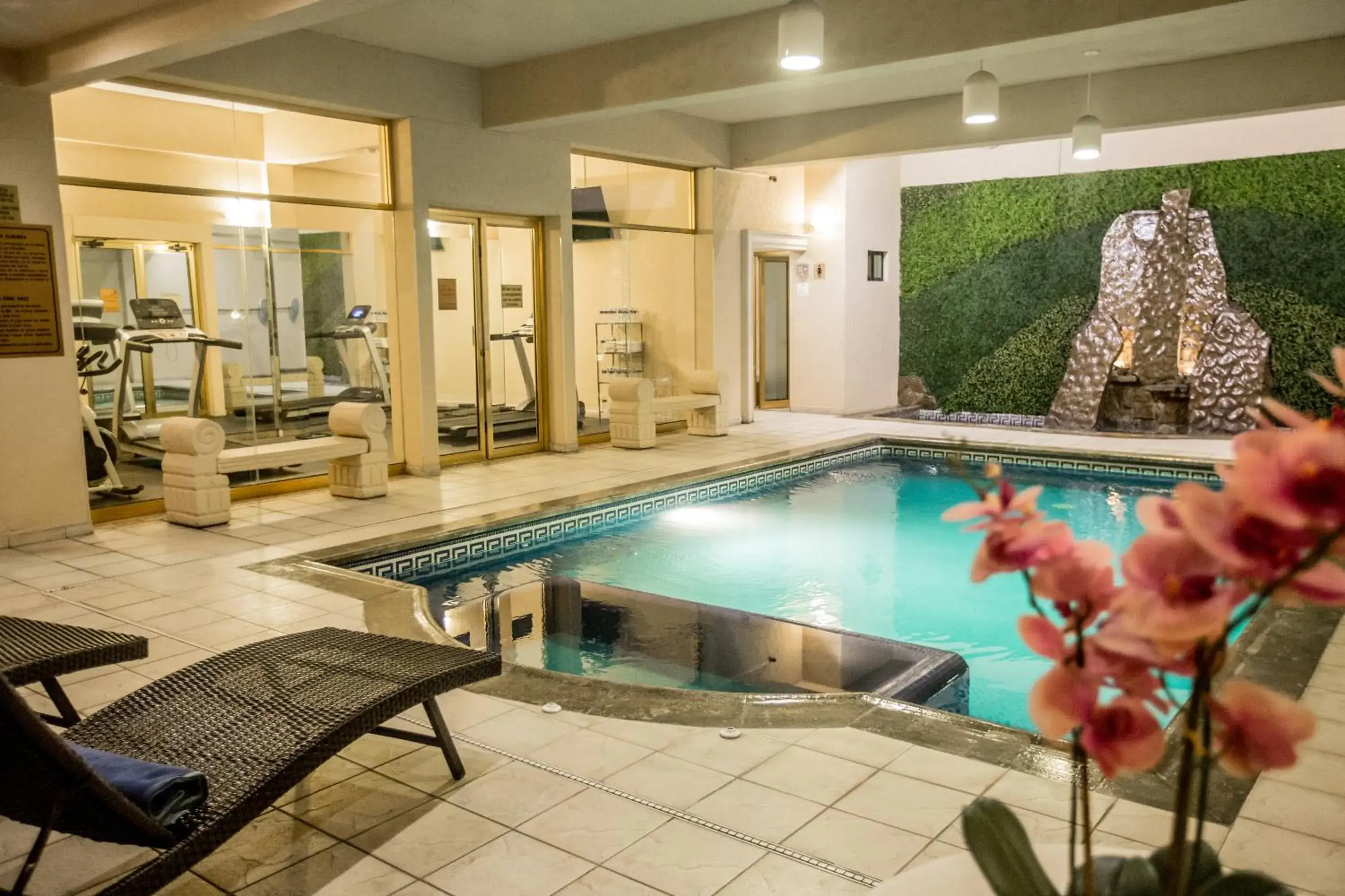 Swimming pool in Plaza de Oro Swimming pool in Plaza de Oro