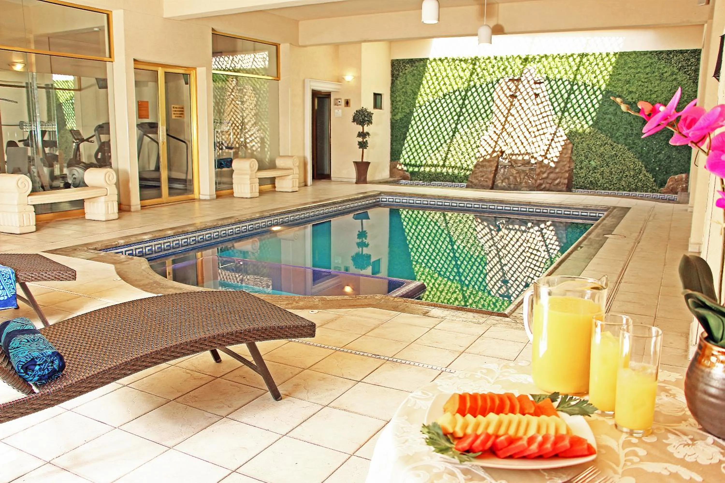 Swimming pool in Plaza de Oro