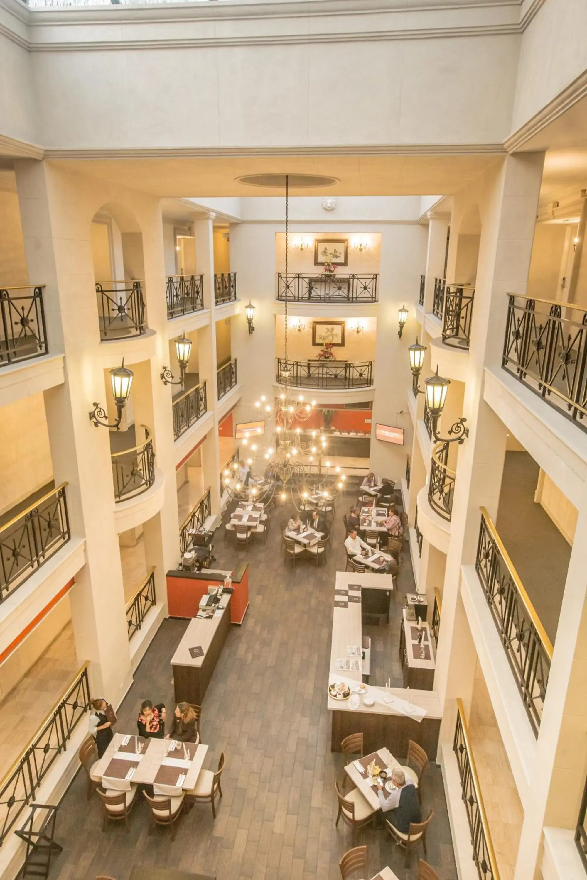 Restaurant/places to eat in Plaza de Oro Restaurant/places to eat in Plaza de Oro