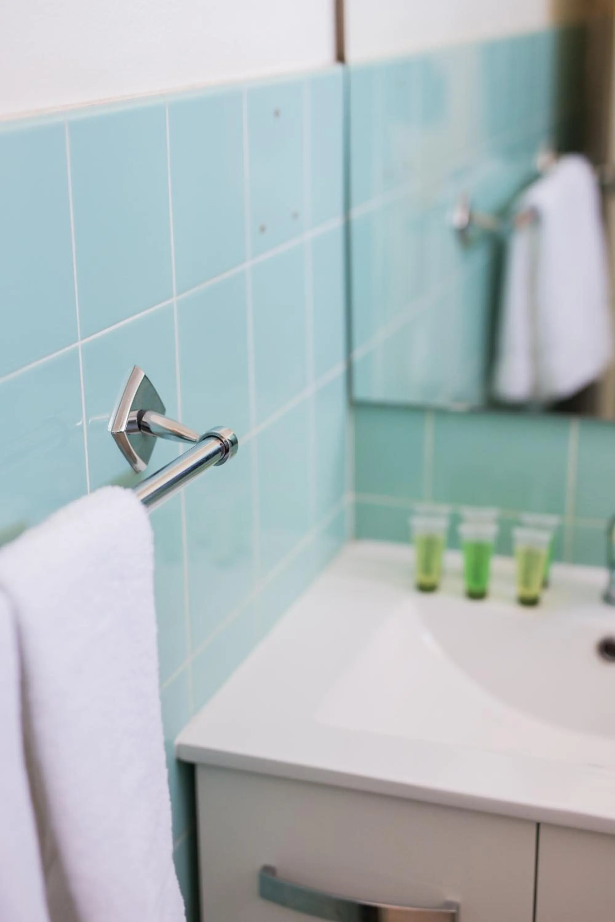 Bath in Kite Street Units - Contactless Check in