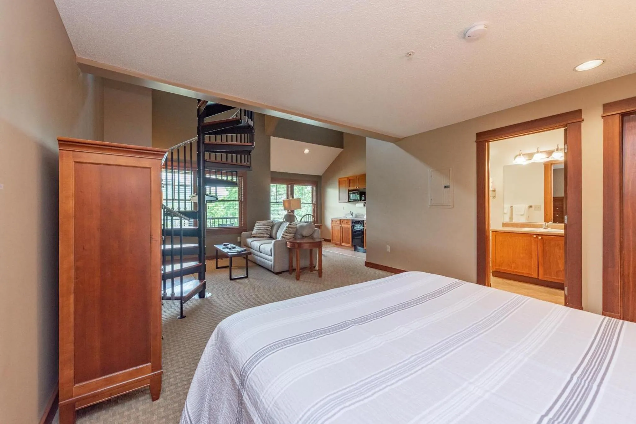 Bed in A305 Studio & Loft Lake View