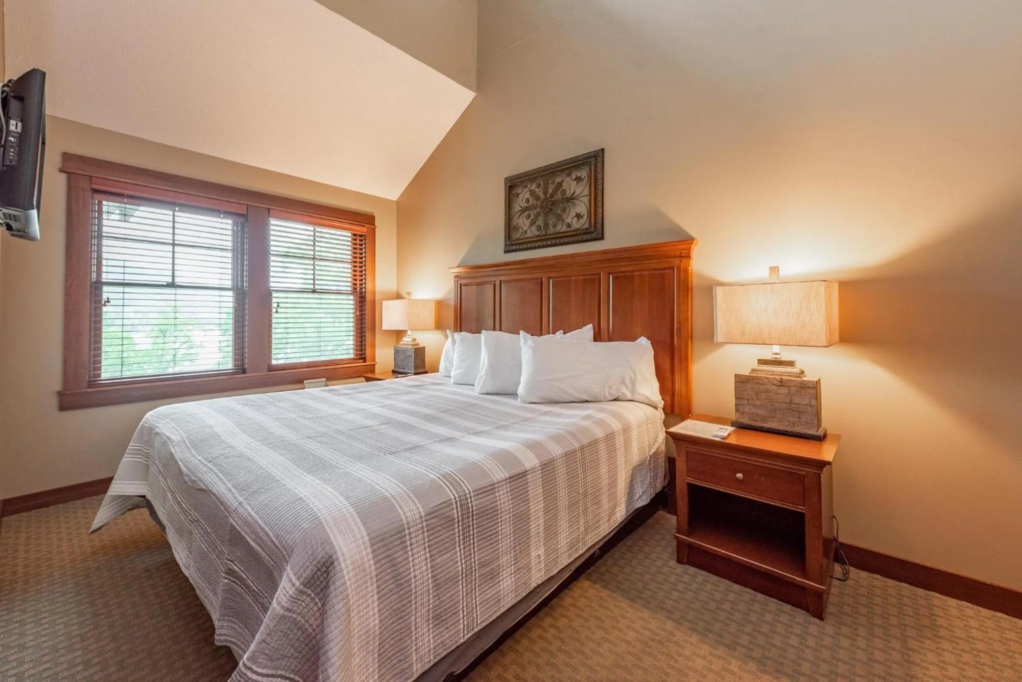 Bed in A307 One Bedroom & Loft Lake View