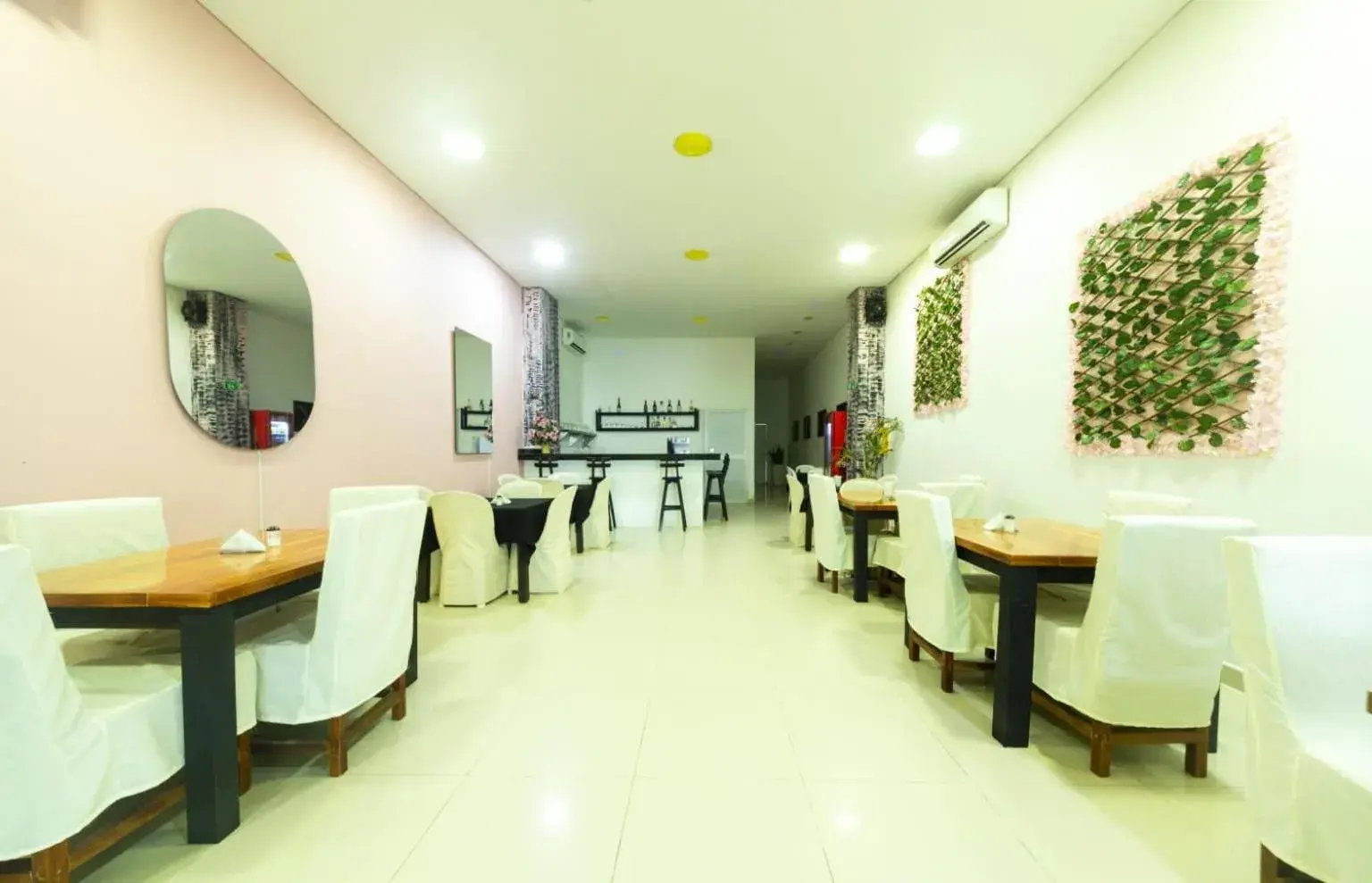 Restaurant/places to eat in Playa Norte Hotel Restaurant/places to eat in Playa Norte Hotel